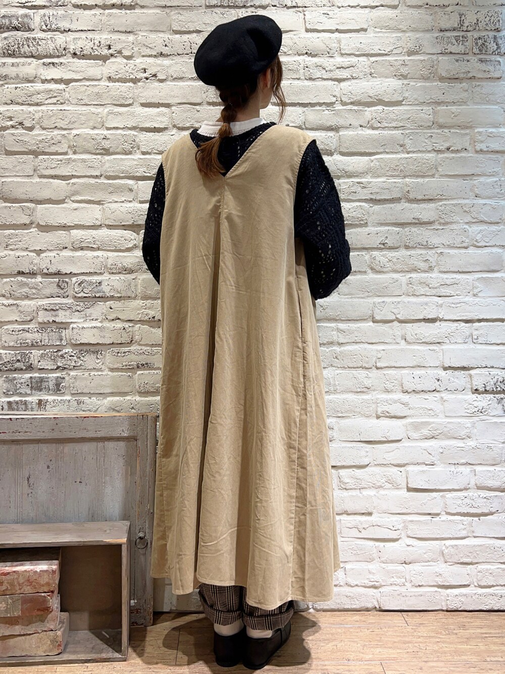 ブラック系のカーディガン/ボレロ、ベージュ系のジャンパースカート、ホワイト系のシャツ/ブラウスを着用したレディースの秋コーディネートの4枚目の写真