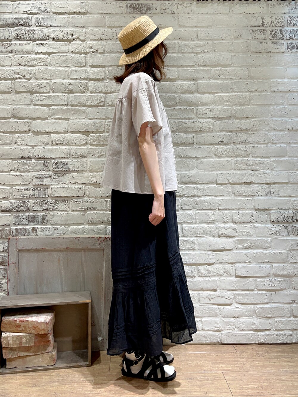 ホワイト系のタンクトップ、ベージュ系のシャツ/ブラウス、ブラック系のワンピースを着用したレディースの秋コーディネートの3枚目の写真