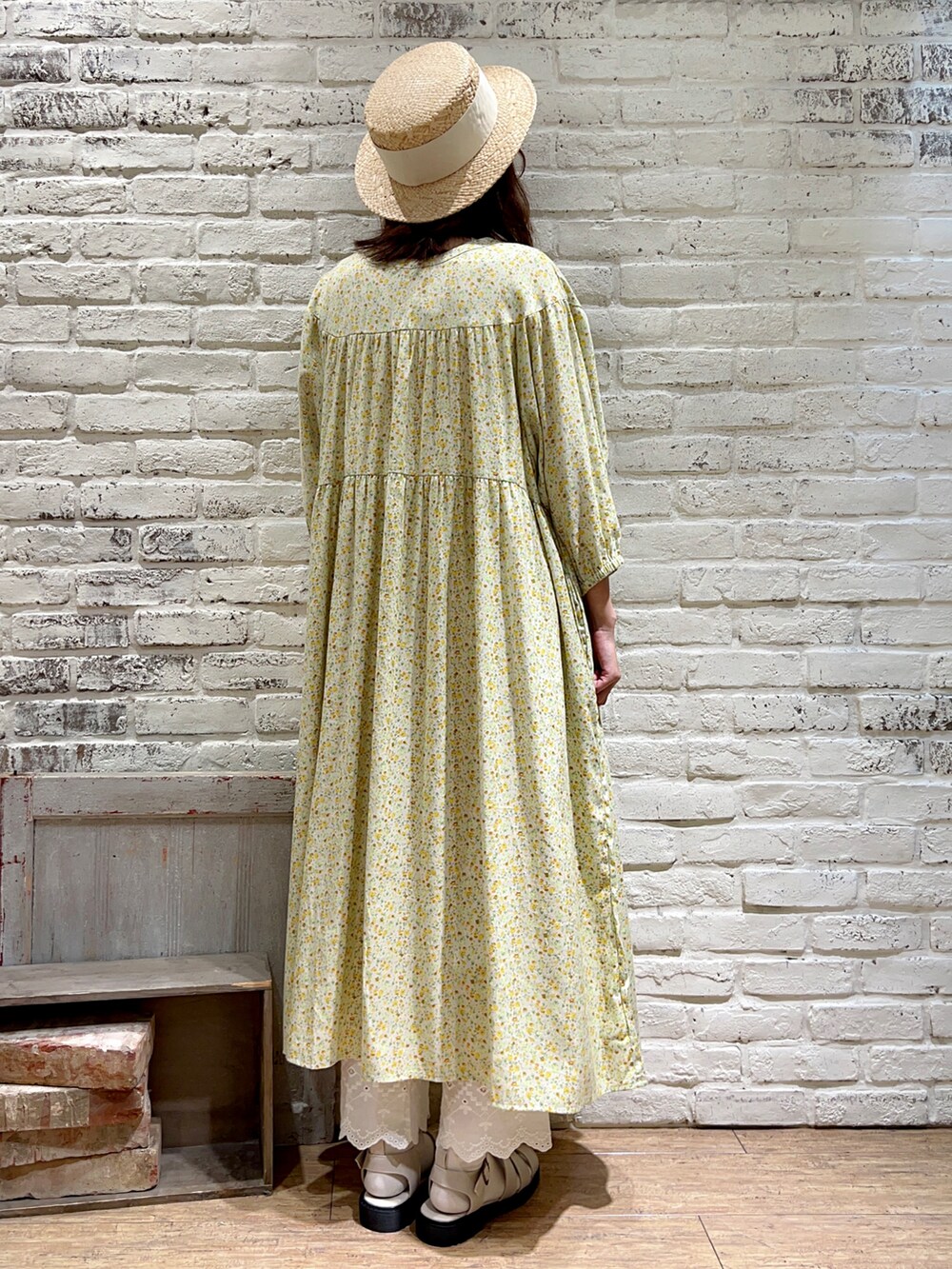 ホワイト系のタンクトップ、ホワイト系のワンピース、イエロー系のワンピースを着用したレディースの夏コーディネートの4枚目の写真