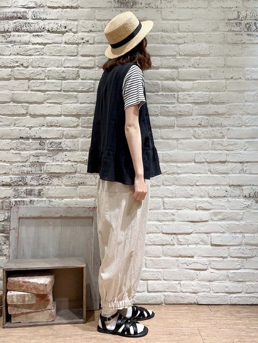 ホワイト系のTシャツ/カットソー、ブラック系のシャツ/ブラウス、ホワイト系のハンドバッグを着用したレディースの夏コーディネートの3枚目の写真