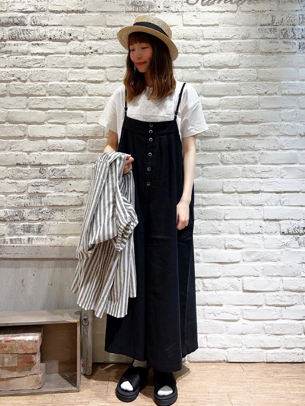 ホワイト系のTシャツ/カットソー、ブラック系のワンピース、ブラック系のサロペット/オーバーオールを着用したレディースの夏コーディネートの3枚目の写真