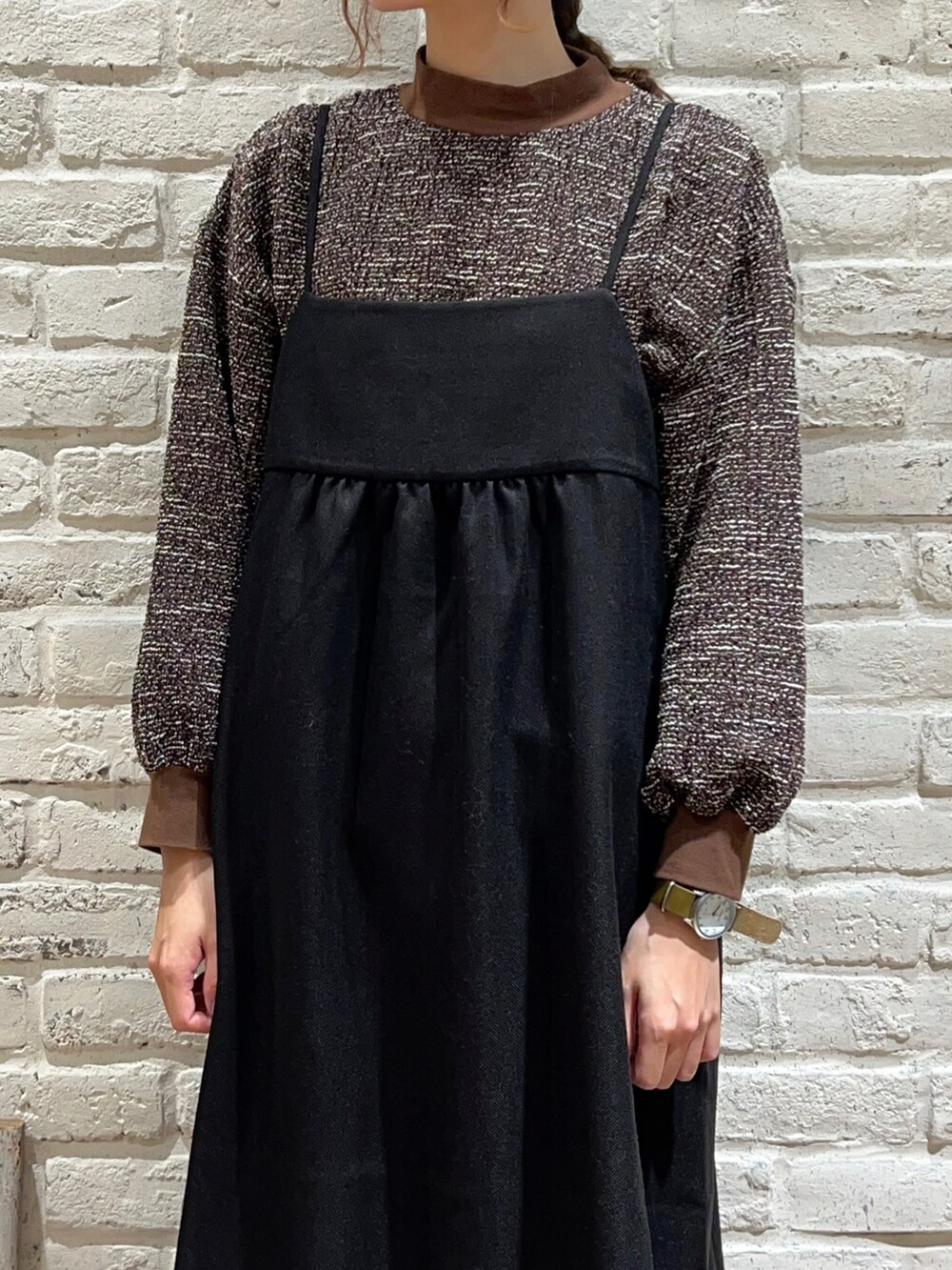 ブラウン系のTシャツ/カットソー、ブラック系のワンピース、ブラック系のブーツを着用したレディースの秋コーディネートの2枚目の写真