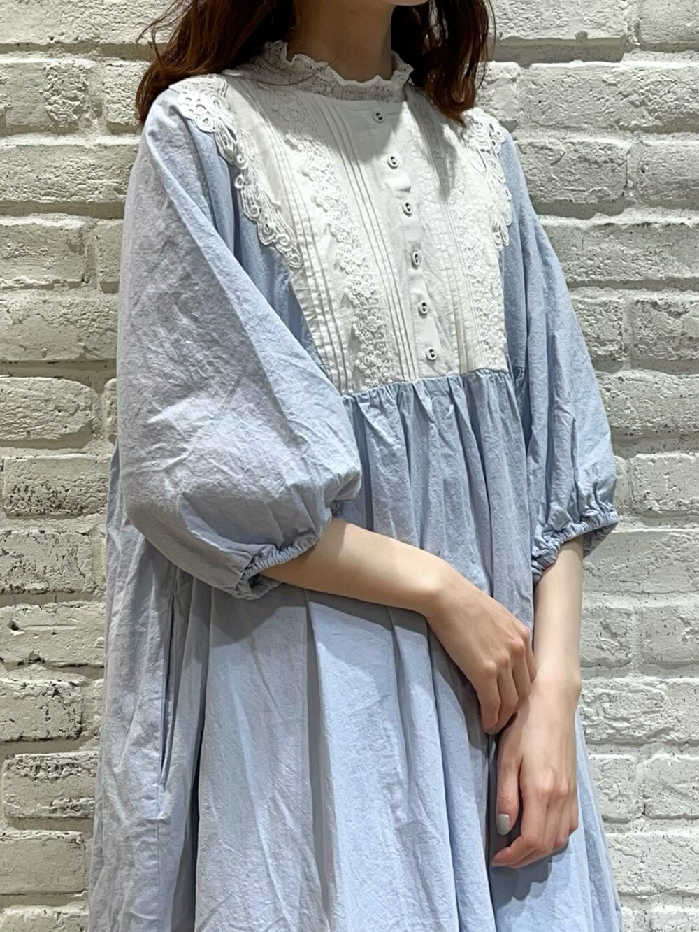 「サマンサ モスモス(Samansa Mos2)、SM2、春コーデ、ゆるコーデ、レイヤードスタイル、ワンピース、ガーリー、ハイネック、レース、ブルー、カンカン帽、サンダル、サンダルに靴下、グルカサンダル、革靴」|「Samansa Mos2の太リボンカンカン帽(ハット、ホワイト系)」を使った、いっしき🐻さん(レディース・163cm)の春コーディネートの2枚目の写真