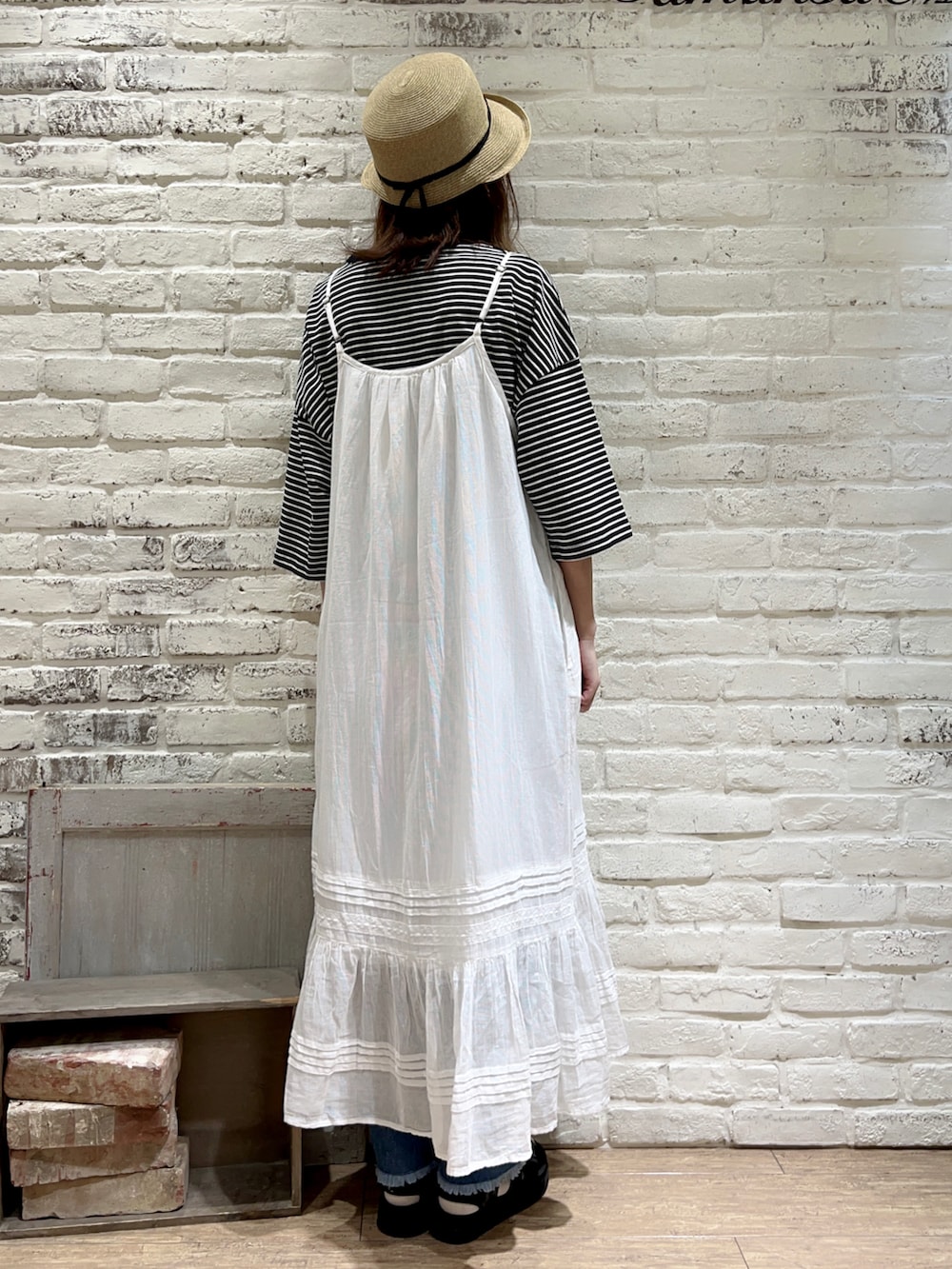 グレー系のTシャツ/カットソー、ホワイト系のワンピース、グレー系のハンドバッグを着用したレディースの秋コーディネートの4枚目の写真