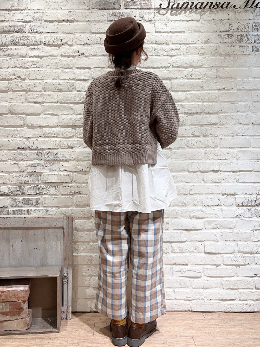 ホワイト系のTシャツ/カットソー、ブラウン系のニット/セーター、ホワイト系のその他パンツを着用したレディースの冬コーディネートの4枚目の写真