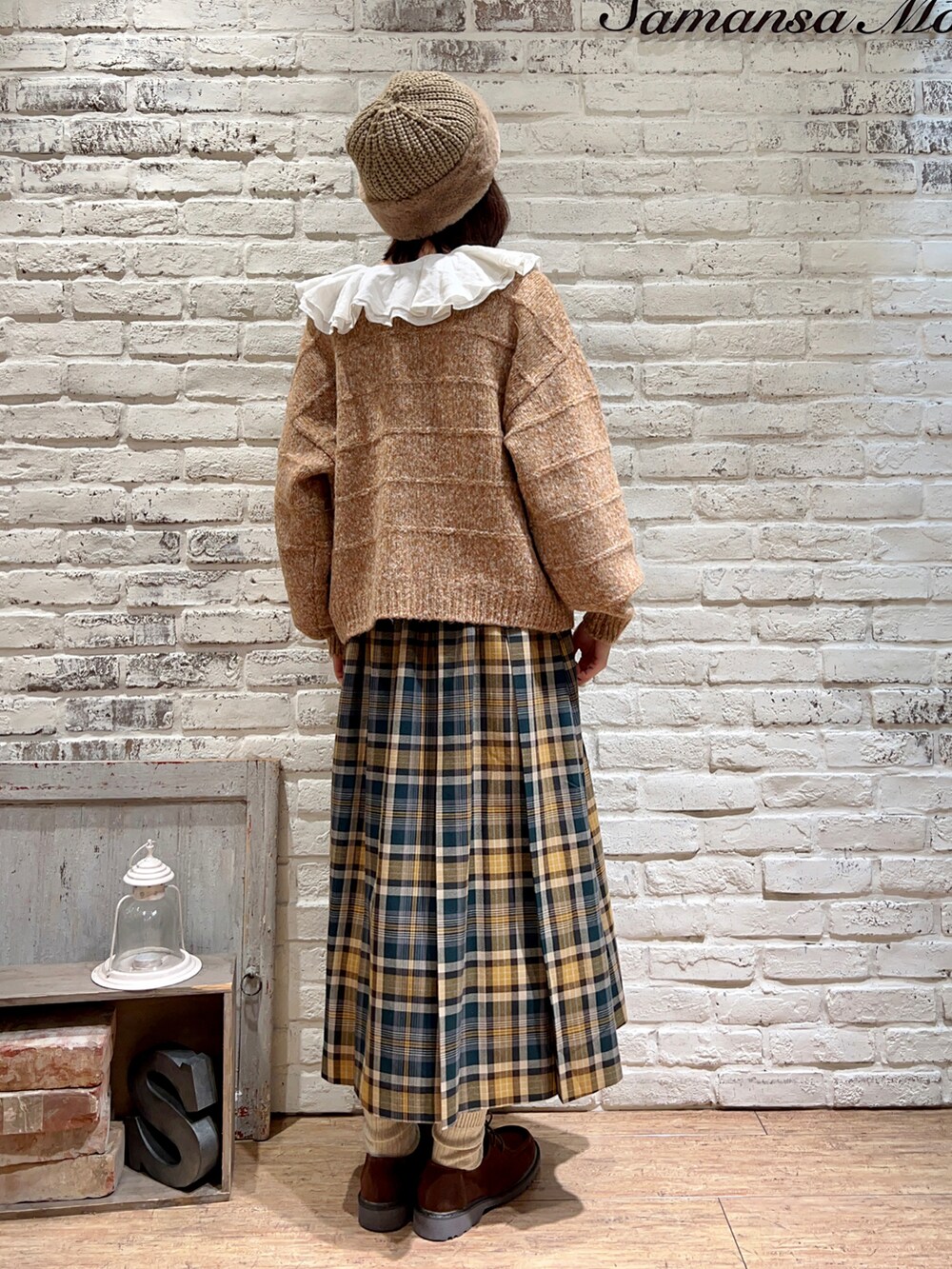 ホワイト系のシャツ/ブラウス、オレンジ系のカーディガン/ボレロ、グリーン系のスカートを着用したレディースの冬コーディネートの5枚目の写真