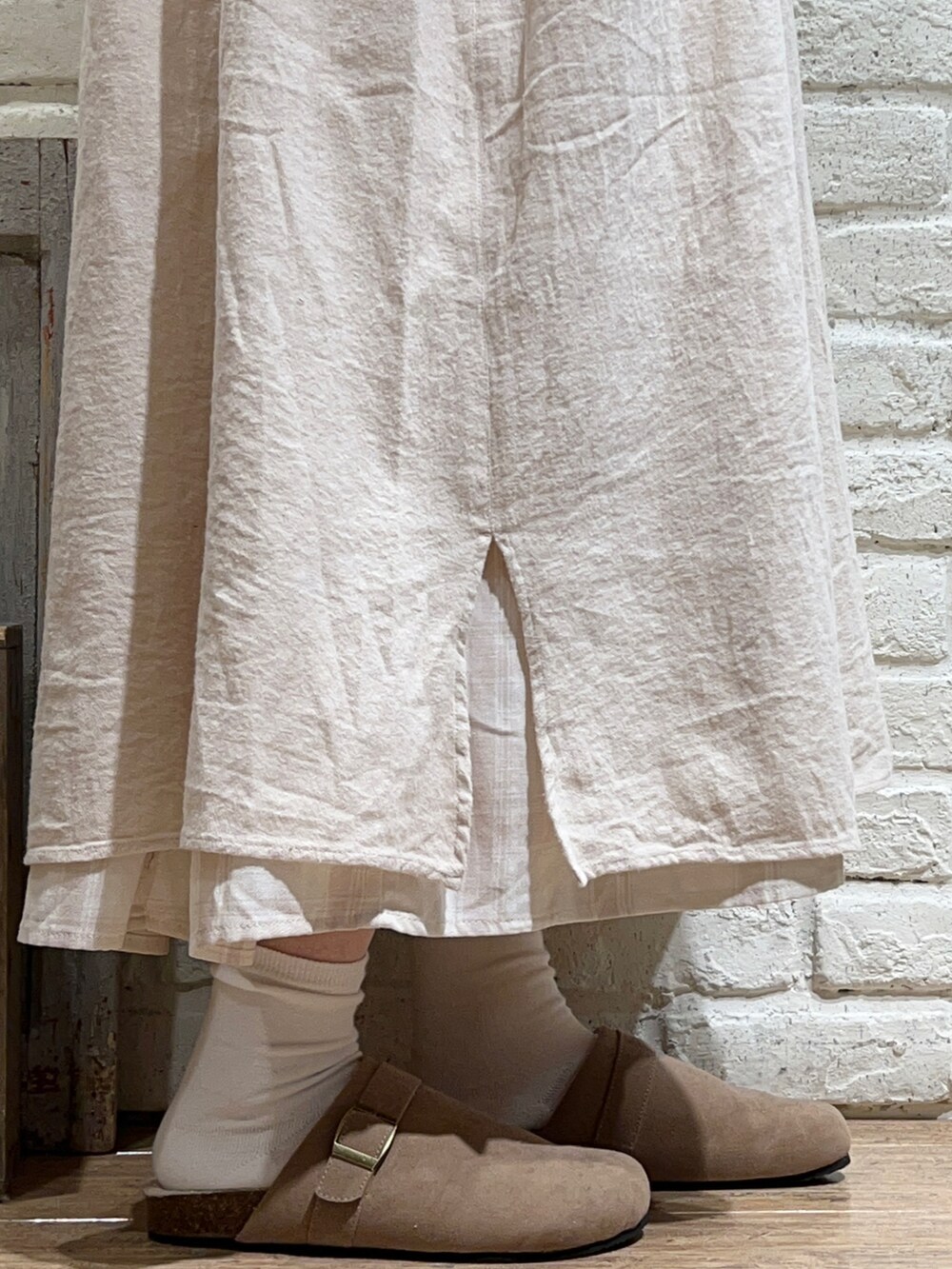 ホワイト系のシャツ/ブラウス、ホワイト系のワンピース、イエロー系のトートバッグを着用したレディースの冬コーディネートの4枚目の写真