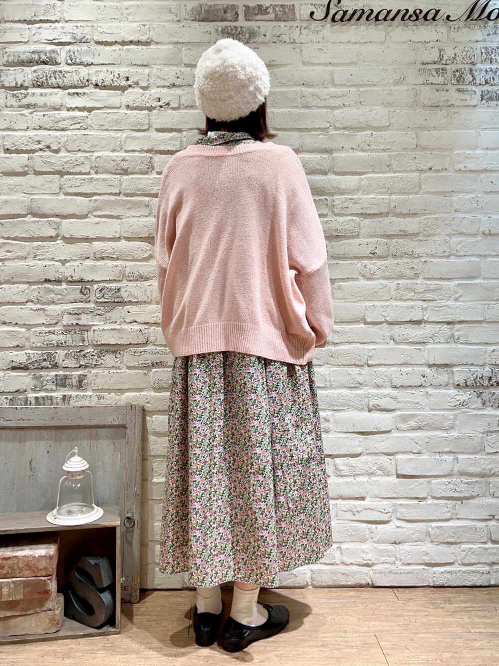 ピンク系のカーディガン/ボレロ、ピンク系のワンピース、ホワイト系のハットを着用したレディースの冬コーディネートの5枚目の写真