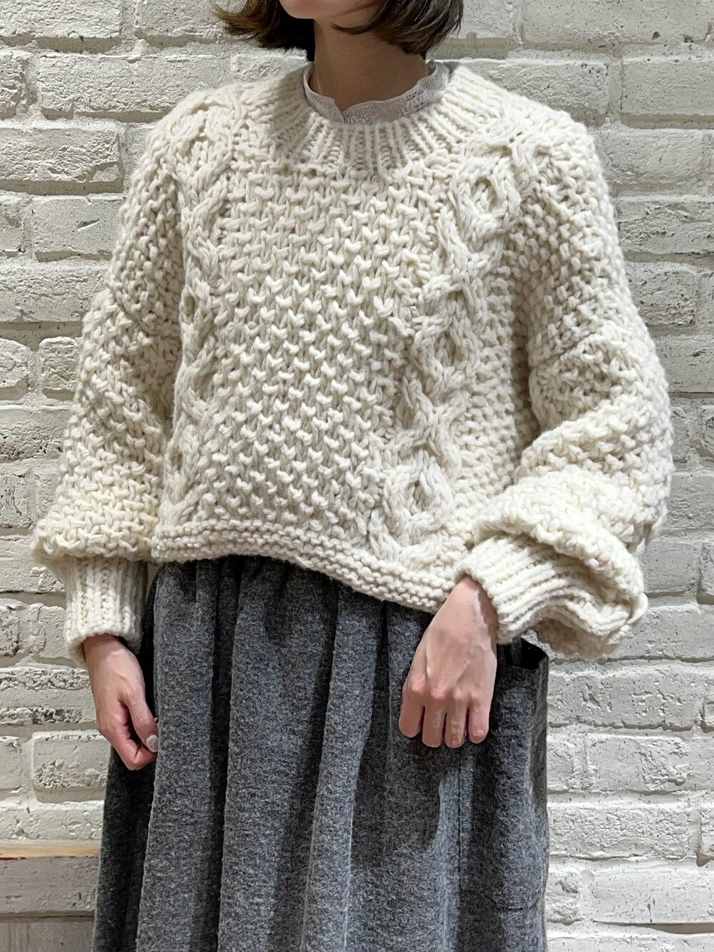 「サマンサ モスモス(Samansa Mos2)、Samansa Mos2、SM2、秋冬コーデ、冬コーデ、ゆるコーデ、シンプルコーデ、ショート丈トップス、ニット、ビッグシルエット、オーバーサイズ、スカート、ベレー帽、ローファー、モノトーン」｜「Samansa Mos2のウールバスクベレー（ハンチング/ベレー帽、ブラック系）」を使った、いっしき🐻さん（レディース・163cm）の冬コーディネートの2枚目の写真