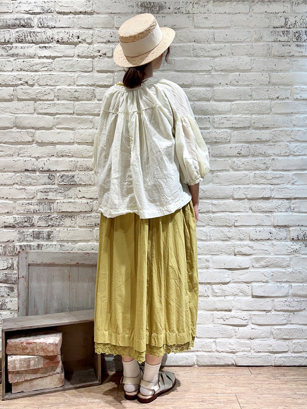 ホワイト系のタンクトップ、イエロー系のシャツ/ブラウス、グリーン系のワンピースを着用したレディースの春コーディネートの4枚目の写真