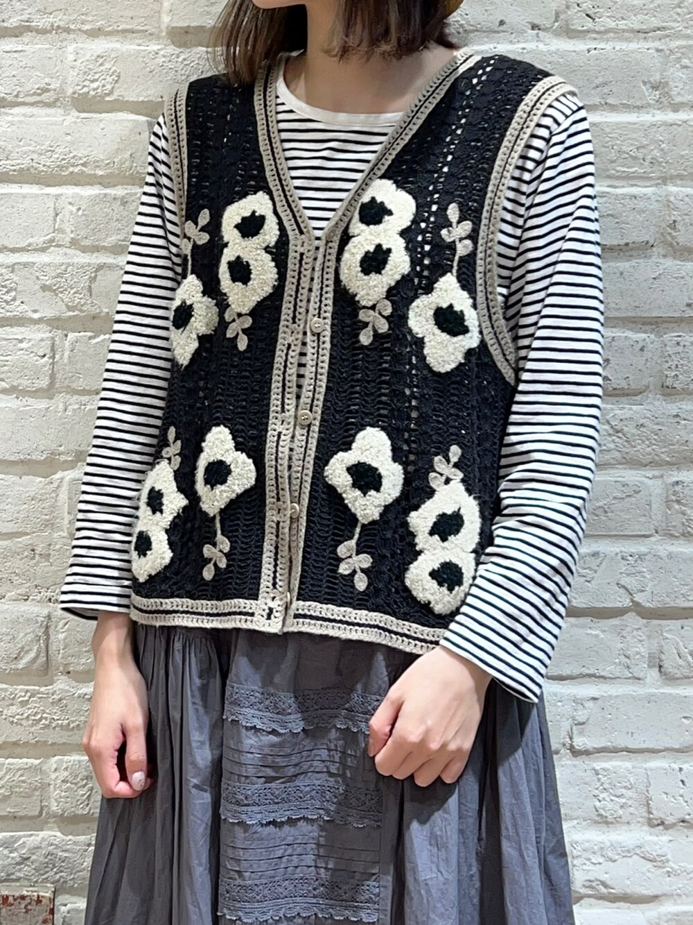 「サマンサ モスモス(Samansa Mos2)、Samansa Mos2、SM2、TSUHARU by Samansa Mos2、春コーデ、ゆるコーデ、モノトーン、柄×柄、花柄、ニットベスト、ベスト、ボーダー、ボーダートップス、カンカン帽、バレエシューズ」|「Samansa Mos2のさがら刺繍ニットベスト(ベスト、ブラック系)」を使った、いっしき🐻さん(レディース・163cm)の春コーディネートの2枚目の写真