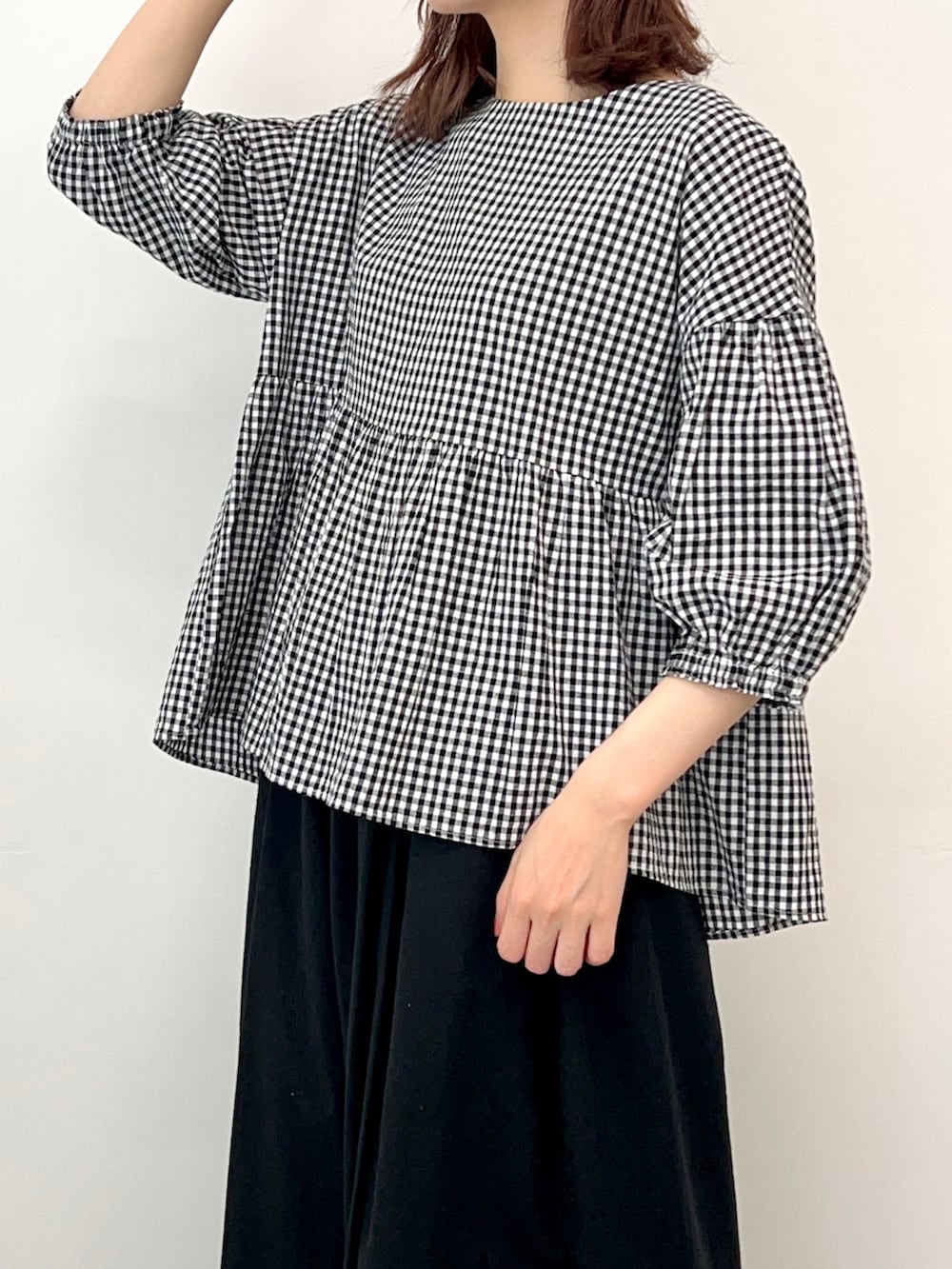 ベージュ系のワンピース、ベージュ系のスカート、ブラック系のサンダルを着用したレディースの春コーディネートの3枚目の写真