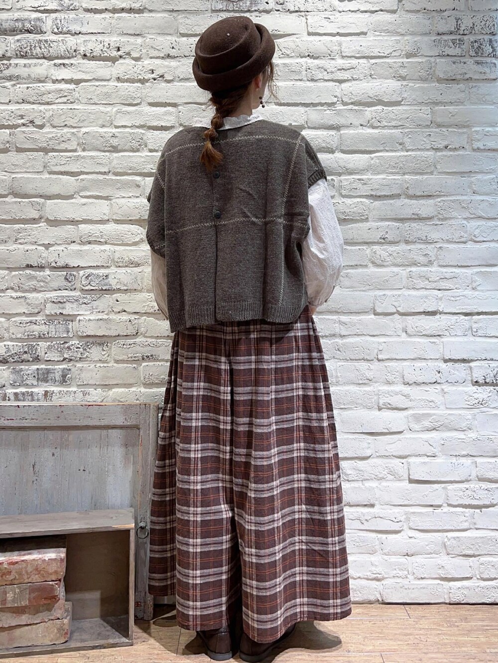 ブラウン系のベスト、ホワイト系のシャツ/ブラウス、ブラウン系のその他パンツを着用したレディースの秋コーディネートの4枚目の写真