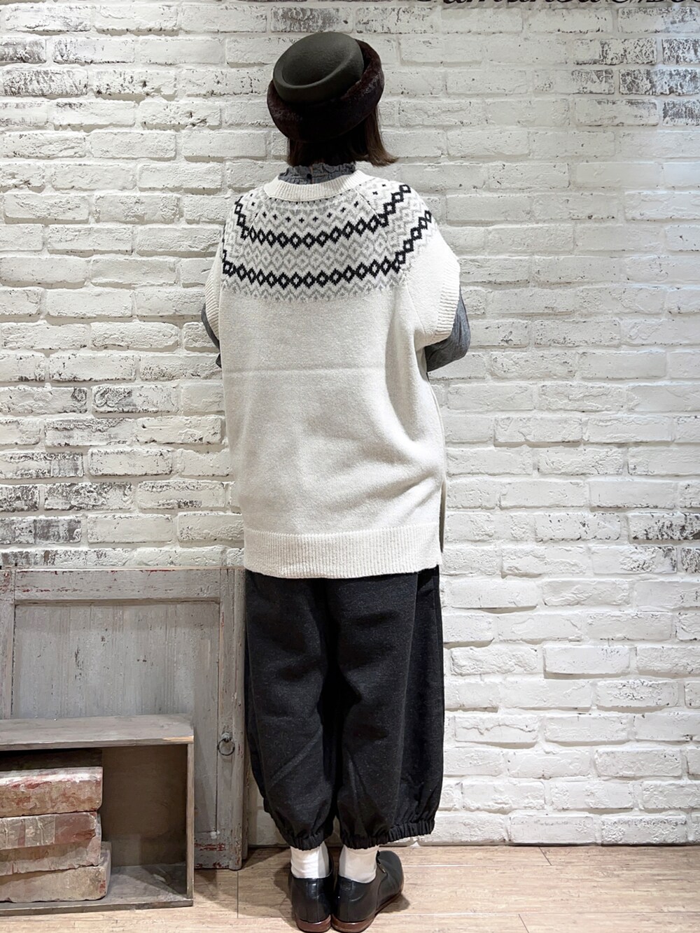 ホワイト系のベスト、ブラック系のシャツ/ブラウス、ブラウン系のその他パンツを着用したレディースの冬コーディネートの4枚目の写真