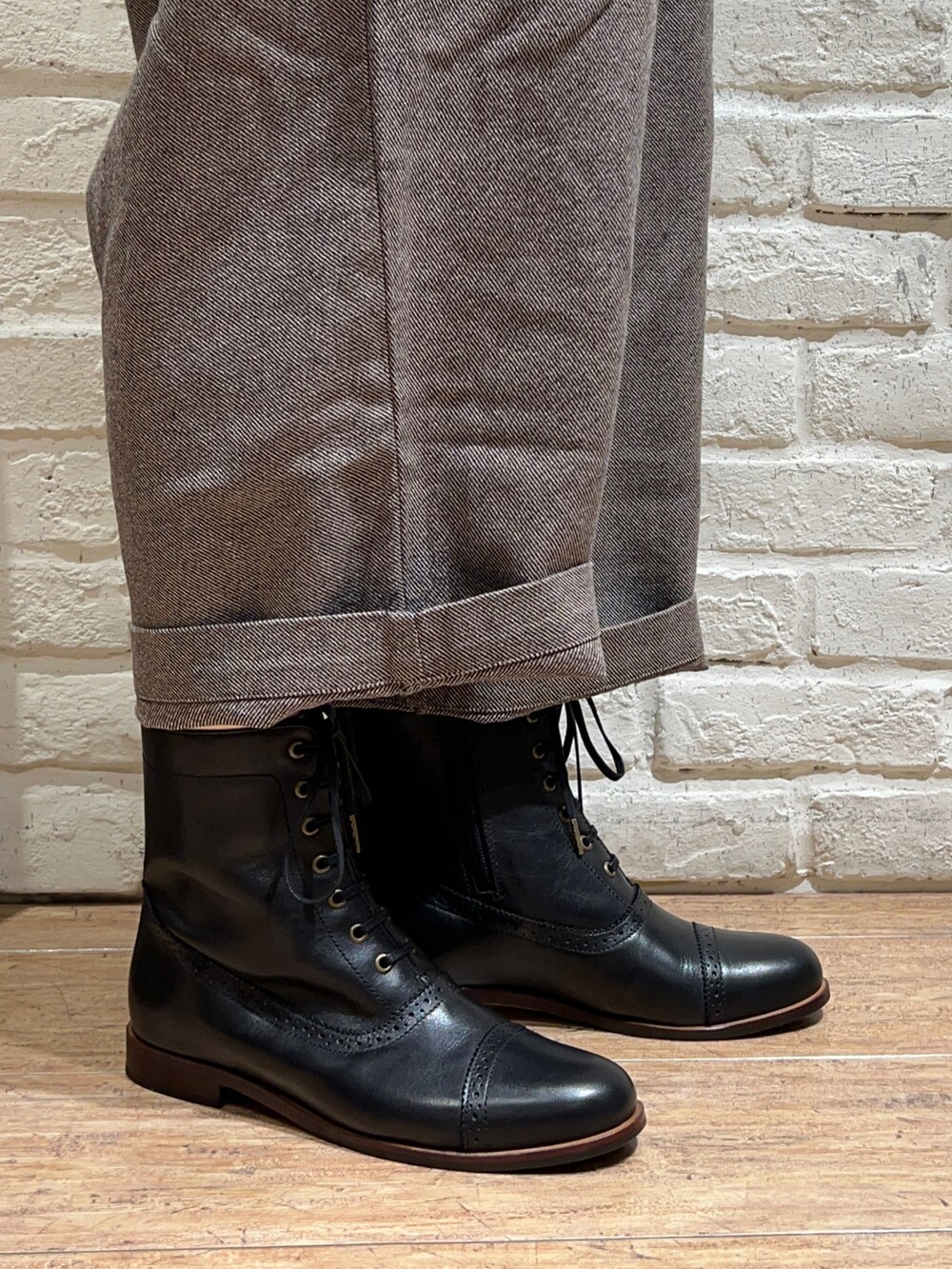 グレー系のシャツ/ブラウス、グレー系のカーディガン/ボレロ、グレー系のその他パンツを着用したレディースの秋コーディネートの5枚目の写真