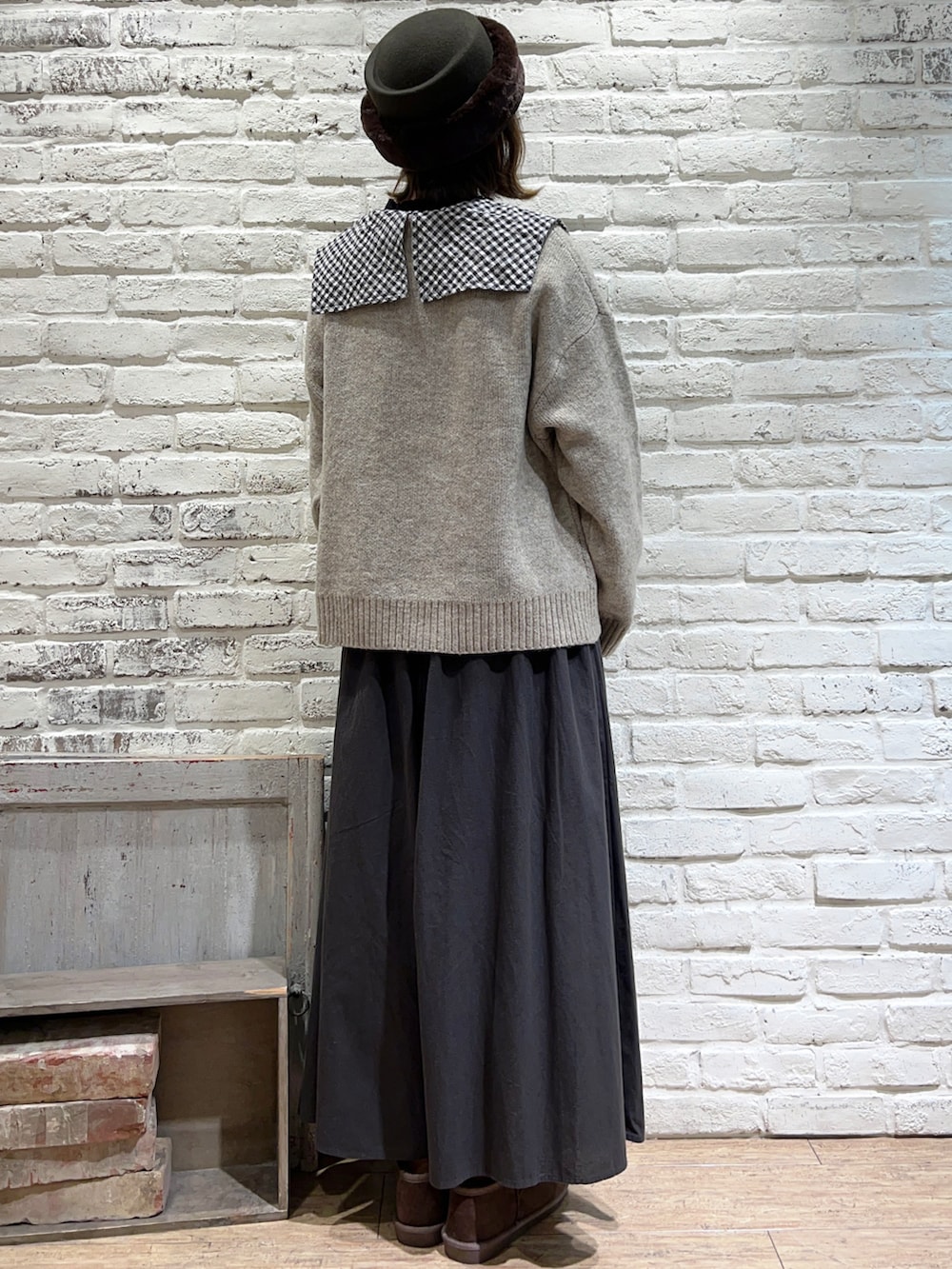 ブラック系のTシャツ/カットソー、ベージュ系のニット/セーター、ブラック系のトートバッグを着用したレディースの秋コーディネートの4枚目の写真