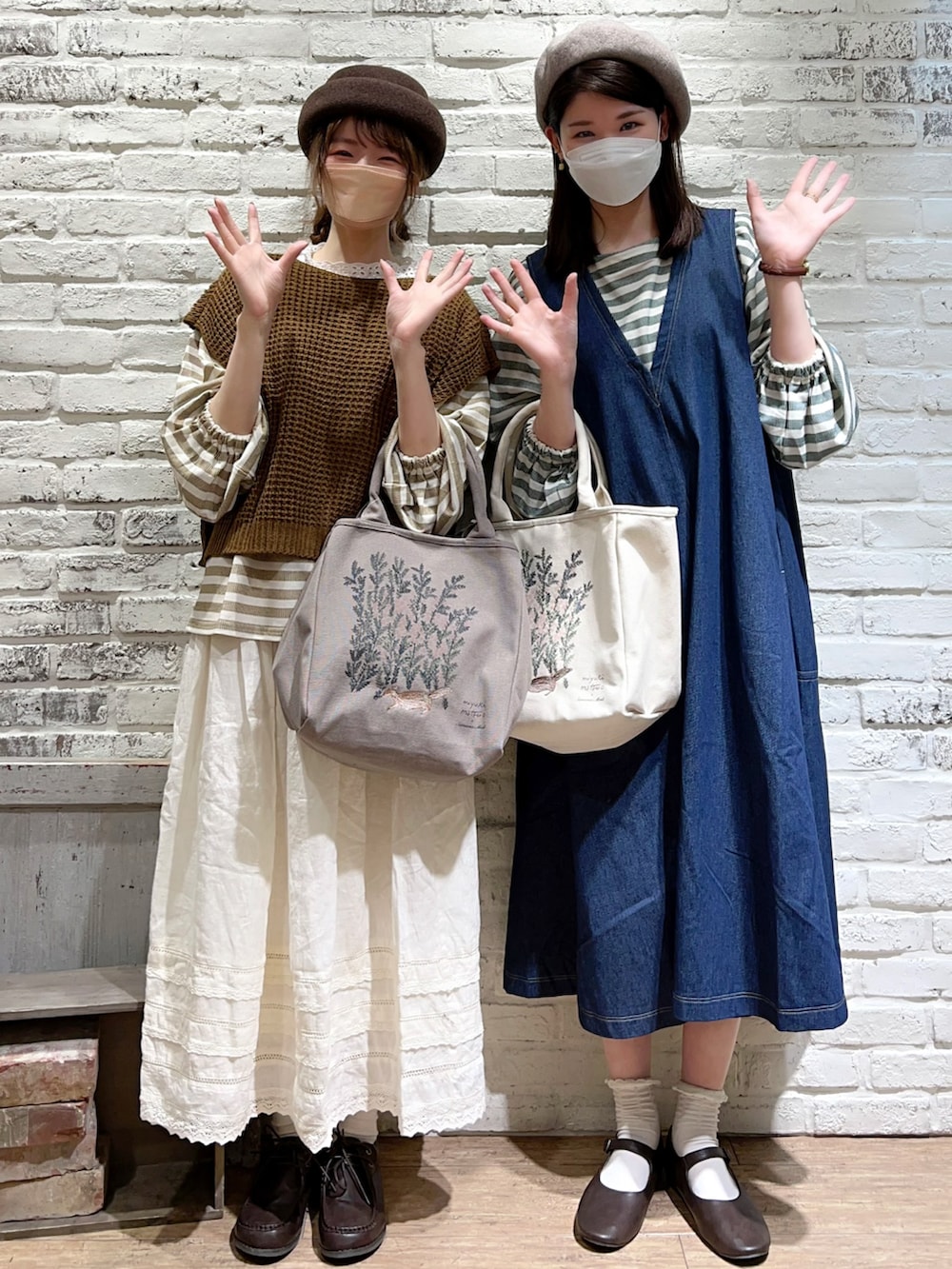 グリーン系のTシャツ/カットソー、ブルー系のワンピース、ホワイト系のトートバッグを着用したレディースの秋コーディネートの2枚目の写真