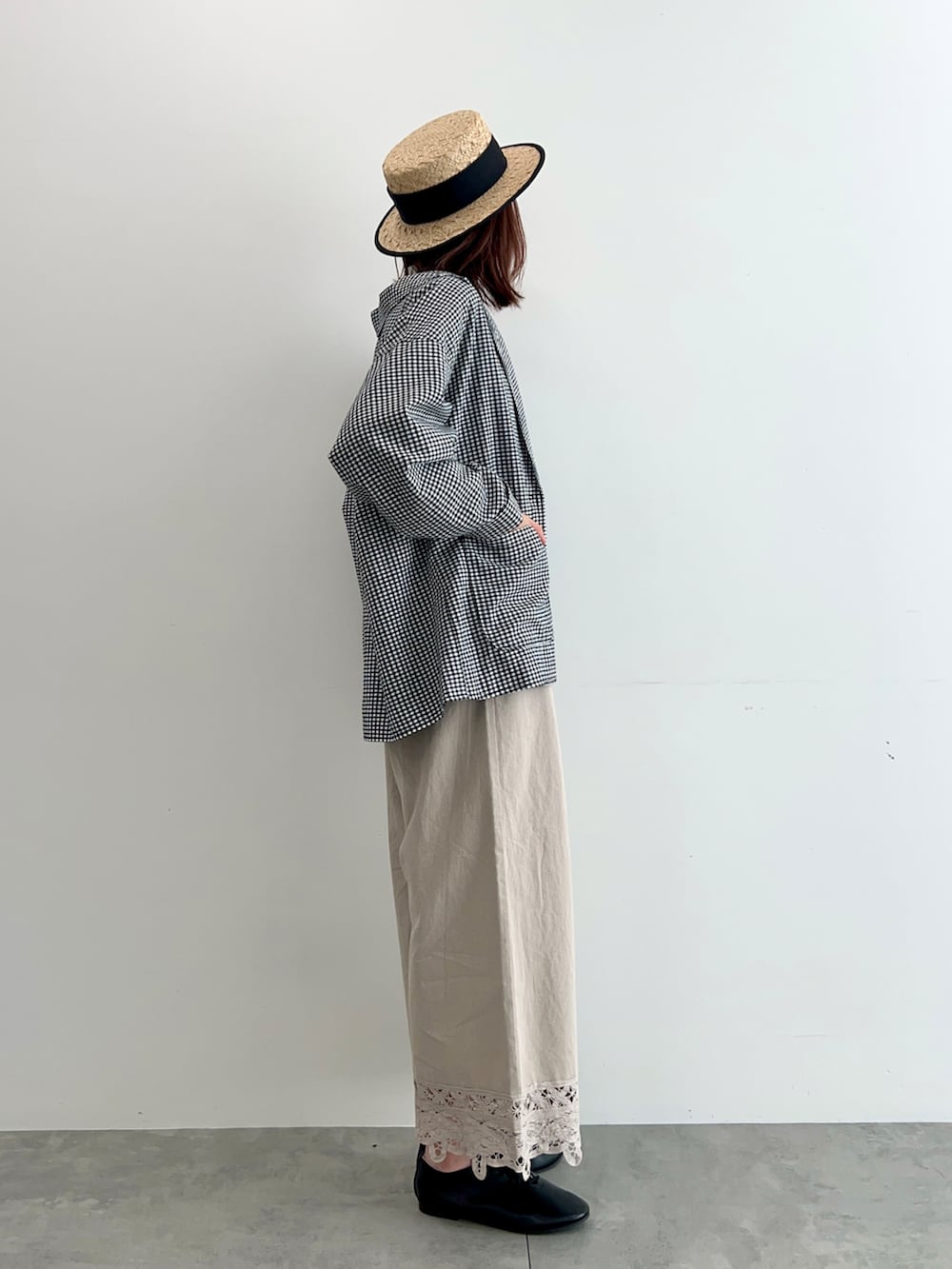 ブラック系のノーカラージャケット、ホワイト系のシャツ/ブラウス、ベージュ系のその他パンツを着用したレディースの春コーディネートの3枚目の写真