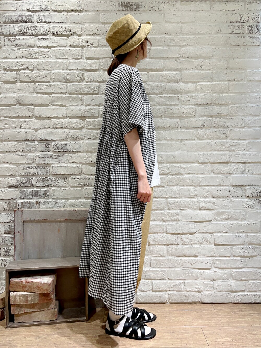 ホワイト系のTシャツ/カットソー、ホワイト系のワンピース、ベージュ系のその他パンツを着用したレディースの秋コーディネートの3枚目の写真