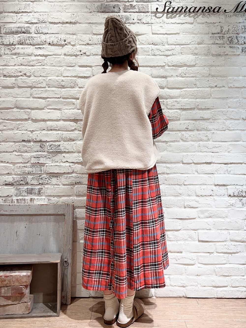 ホワイト系のTシャツ/カットソー、ベージュ系のブルゾン、レッド系のワンピースを着用したレディースの冬コーディネートの4枚目の写真