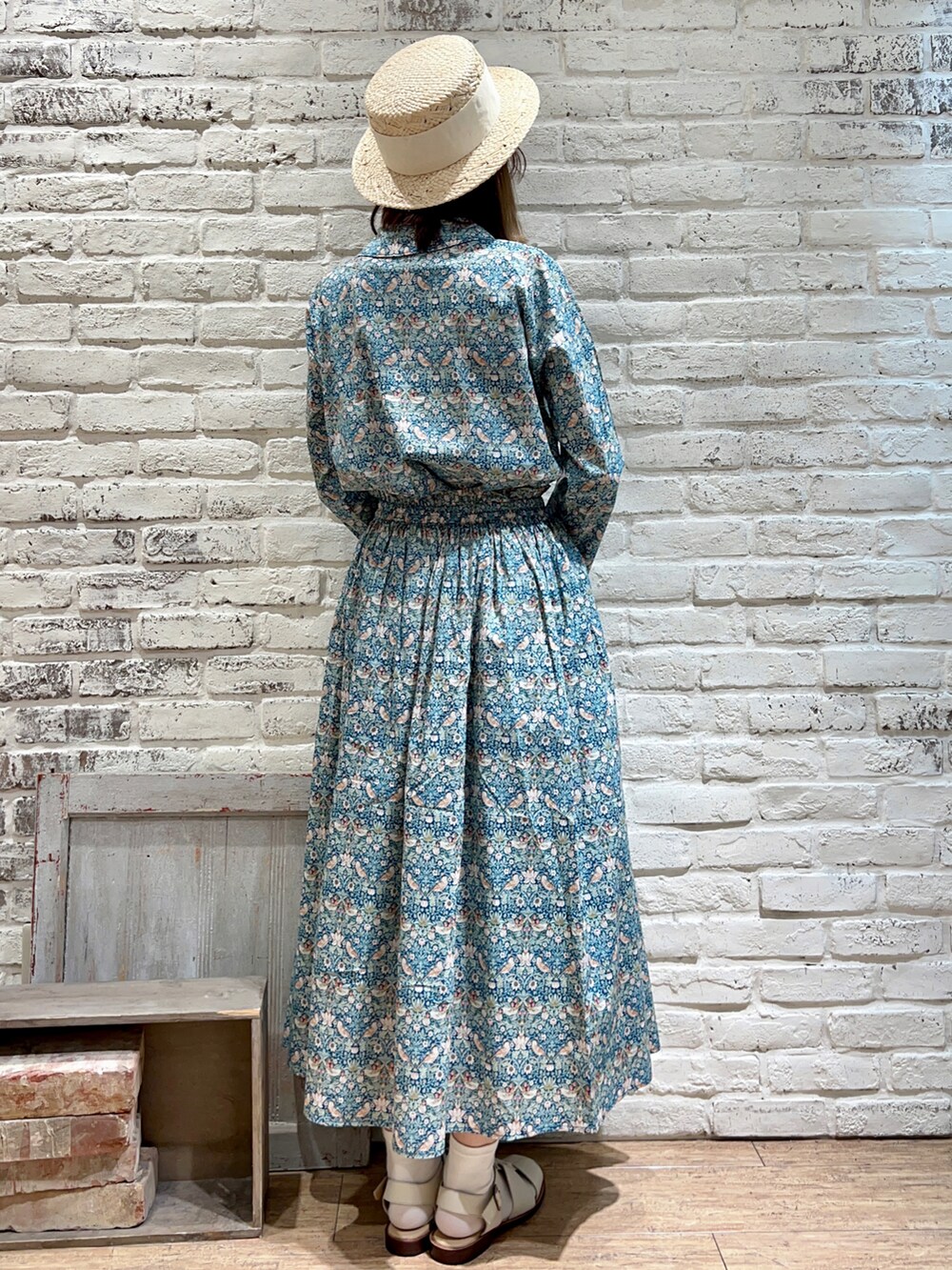 グリーン系のシャツ/ブラウス、グリーン系のスカート、ホワイト系のサンダルを着用したレディースの春コーディネートの4枚目の写真