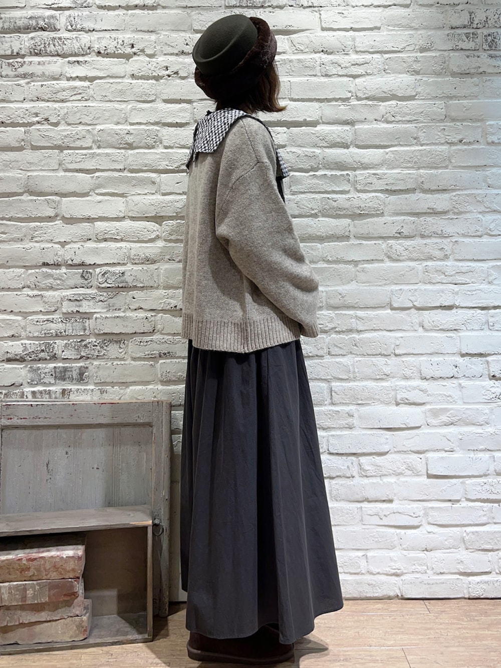 ブラック系のTシャツ/カットソー、ベージュ系のニット/セーター、ブラック系のトートバッグを着用したレディースの秋コーディネートの3枚目の写真