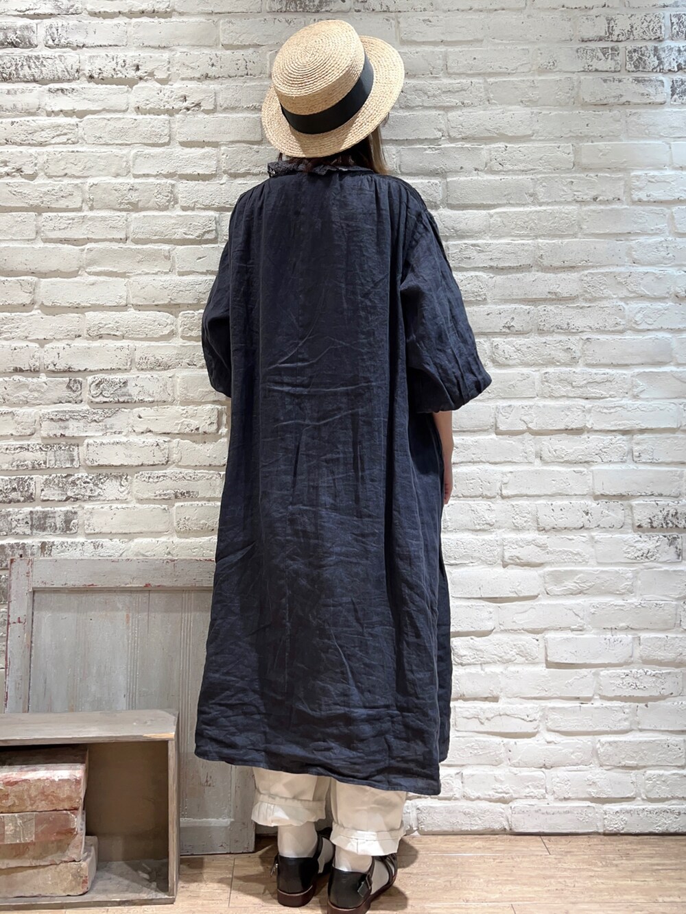 グレー系のシャツ/ブラウス、ブルー系のワンピース、ホワイト系のその他パンツを着用したレディースの春コーディネートの4枚目の写真