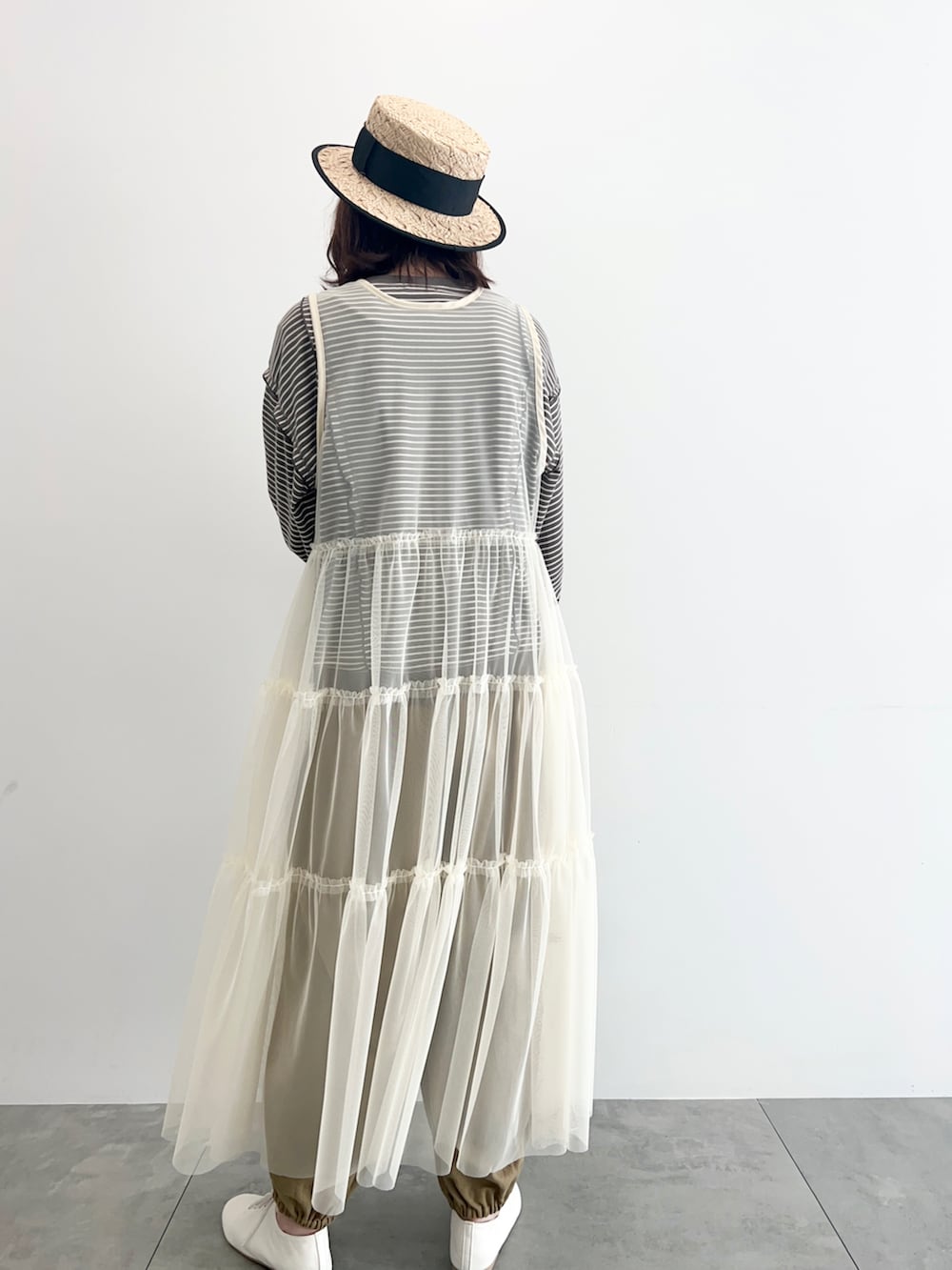 ブラウン系のTシャツ/カットソー、ホワイト系のワンピース、ベージュ系のその他パンツを着用したレディースの春コーディネートの3枚目の写真