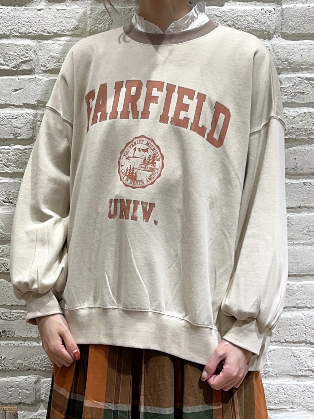 ホワイト系のシャツ/ブラウス、グリーン系のマウンテンパーカー、ホワイト系のTシャツ/カットソーを着用したレディースの秋コーディネートの3枚目の写真