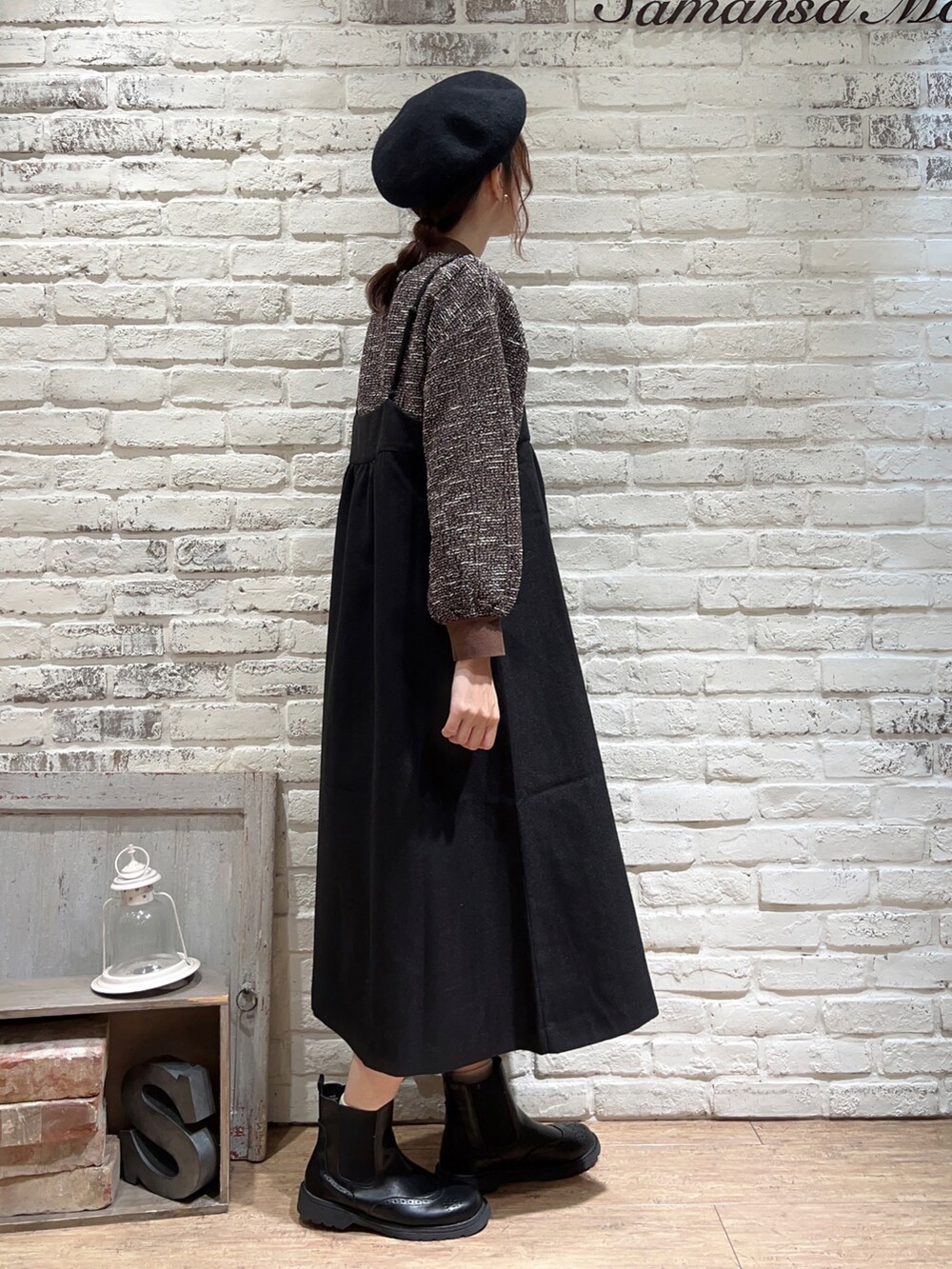 ブラウン系のTシャツ/カットソー、ブラック系のワンピース、ブラック系のブーツを着用したレディースの秋コーディネートの3枚目の写真