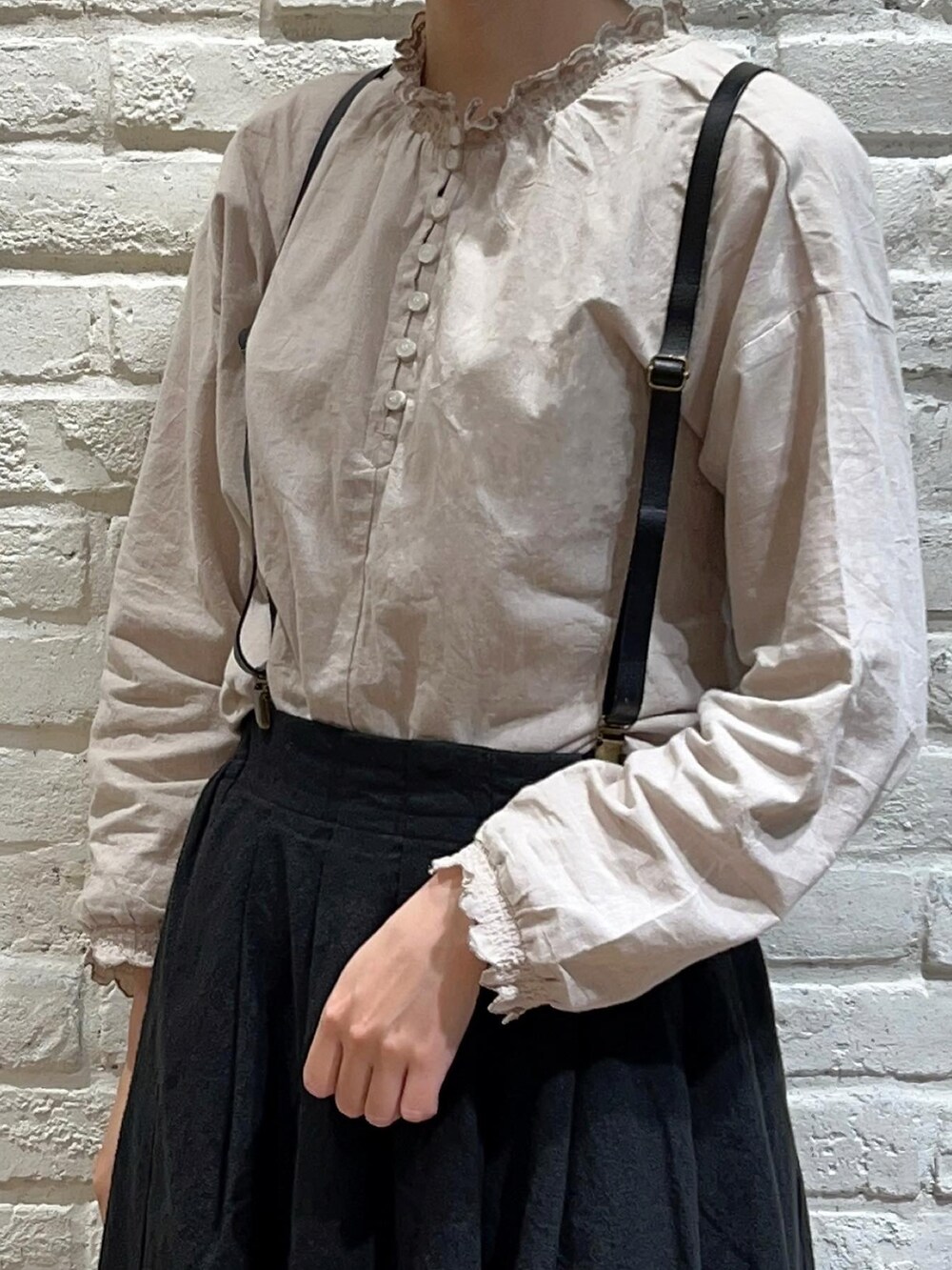 ベージュ系のシャツ/ブラウス、ブラック系のスカート、ブラック系のドレスシューズを着用したレディースの秋コーディネートの2枚目の写真