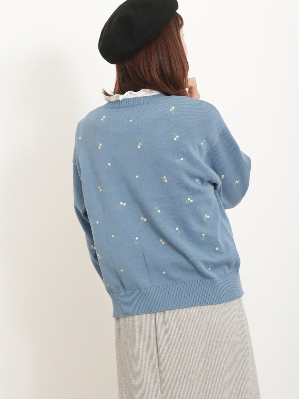 ホワイト系のシャツ/ブラウス、ブルー系のカーディガン/ボレロ、グレー系のスカートを着用したレディースの春コーディネートの3枚目の写真