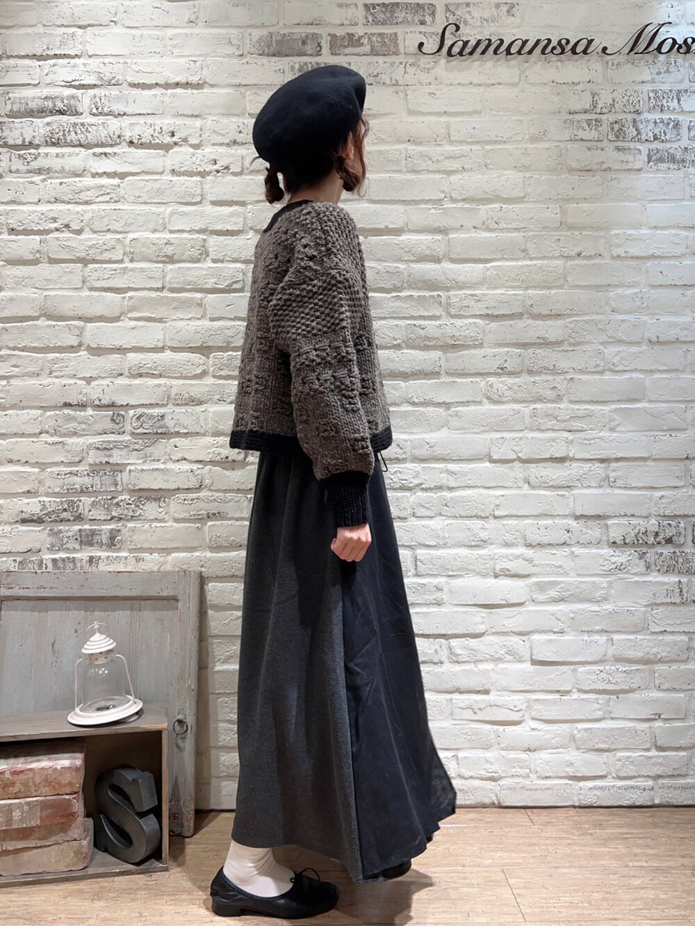 ブラウン系のニット/セーター、グレー系のスカート、その他のその他を着用したレディースの冬コーディネートの3枚目の写真