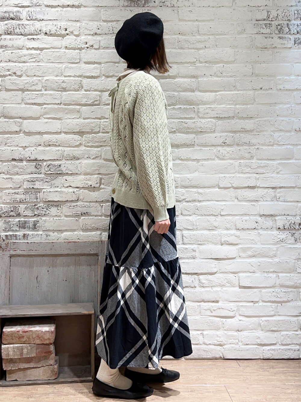 ホワイト系のシャツ/ブラウス、グリーン系のカーディガン/ボレロ、ブラウン系のショルダーバッグを着用したレディースの冬コーディネートの4枚目の写真