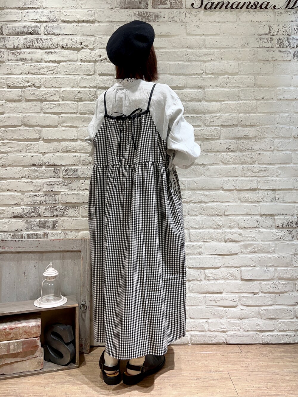 ブラック系のサンダル、グリーン系のチュニック、ホワイト系のTシャツ/カットソーを着用したレディースの冬コーディネートの3枚目の写真