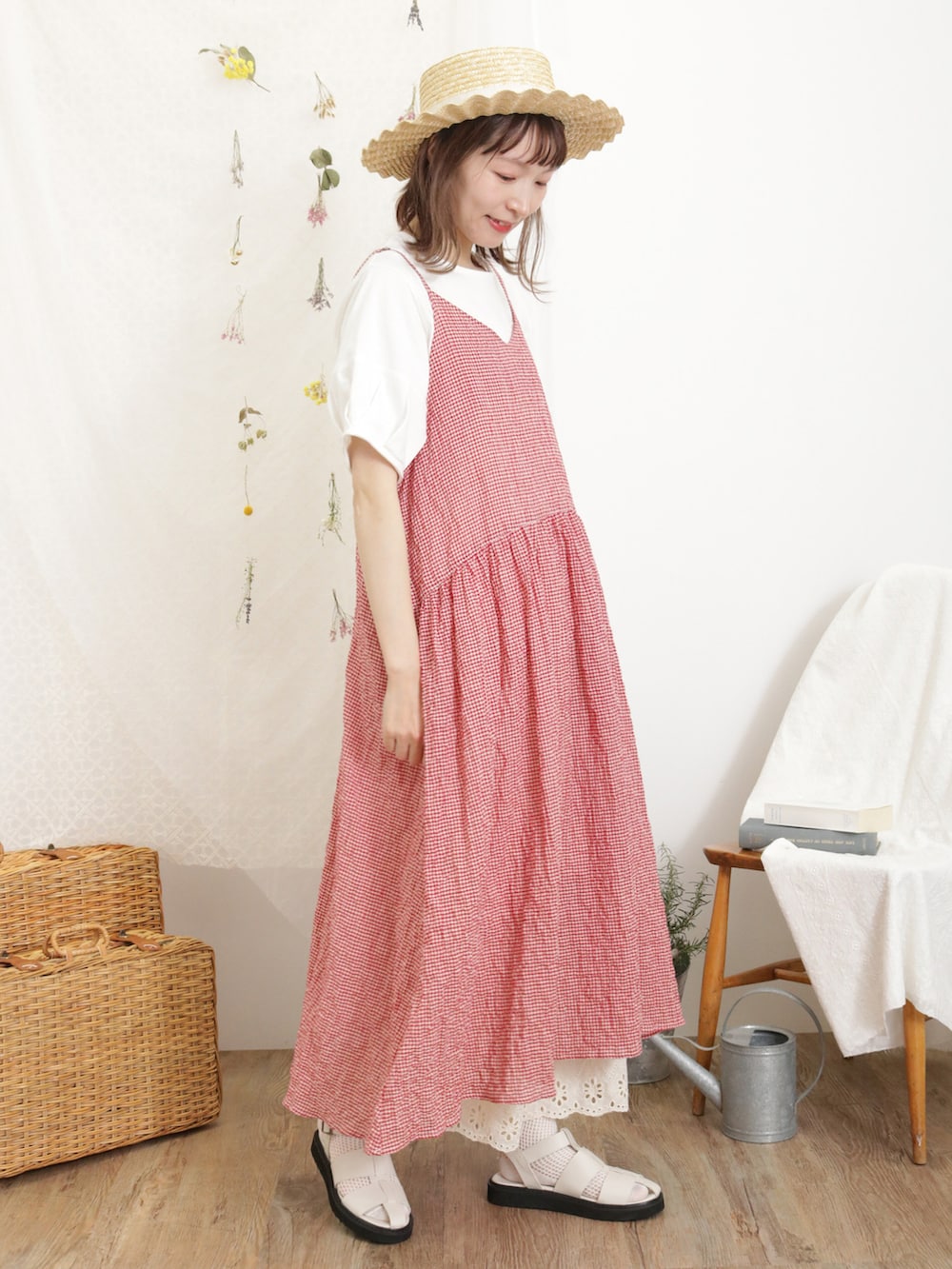 「サマンサ モスモス(Samansa Mos2)、Samansa Mos2、SM2、夏コーデ、ゆるコーデ、ガーリーコーデ、カジュアルガーリー、Tシャツ、白Tシャツ、レース、キャミワンピ、キャミワンピース、ワンピース、ギンガムチェック、チェックワンピース」|「Samansa Mos2の【UVカット/消臭効果】なみなみカンカン帽(ハット、ホワイト系)」を使った、いっしき🐻さん(レディース・164cm)の春コーディネートの2枚目の写真
