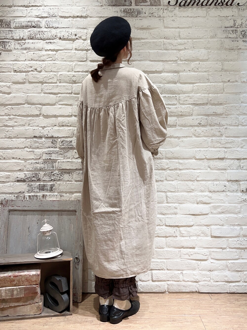 ホワイト系のTシャツ/カットソー、ブルー系のワンピース、グレー系のその他パンツを着用したレディースの冬コーディネートの4枚目の写真