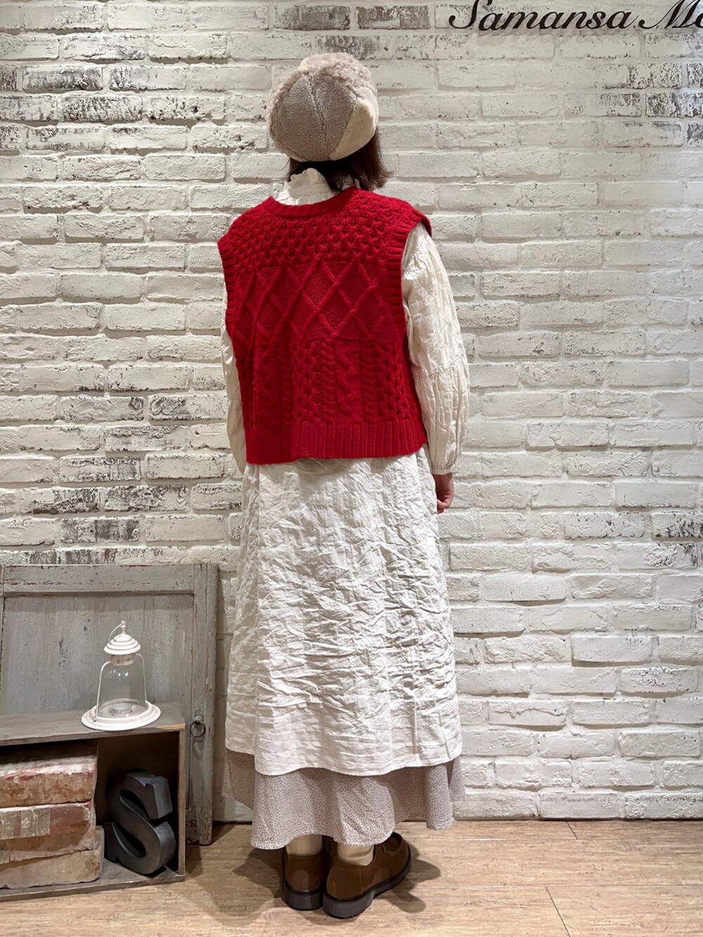 ホワイト系のシャツ/ブラウス、レッド系のベスト、ホワイト系のワンピースを着用したレディースの冬コーディネートの5枚目の写真