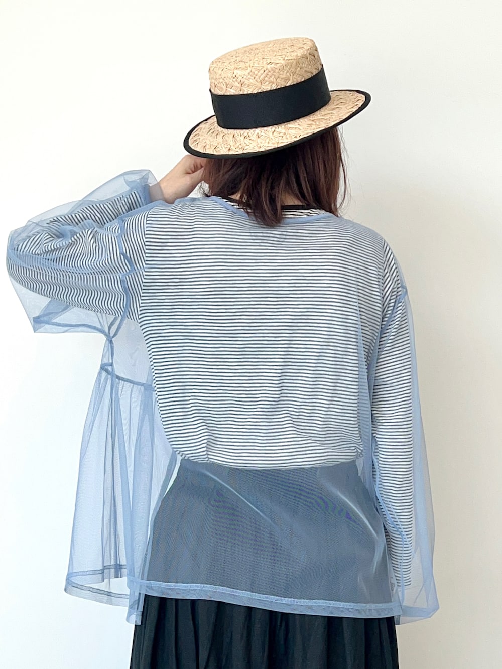 ブルー系のTシャツ/カットソー、グレー系のTシャツ/カットソー、ブラック系のその他パンツを着用したレディースの春コーディネートの4枚目の写真