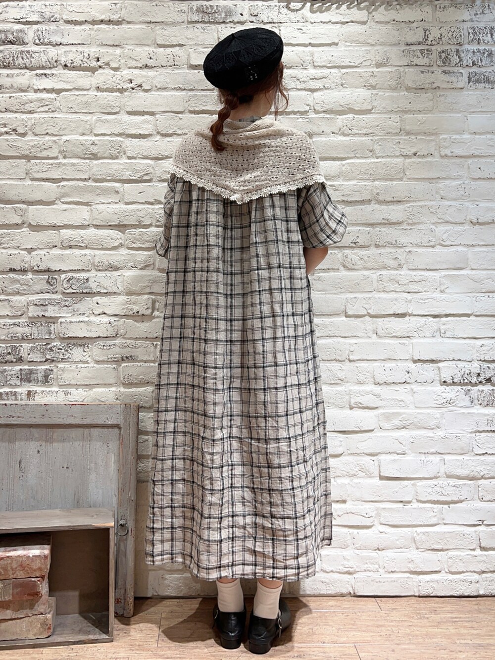 ホワイト系のワンピース、ブラック系のハンチング/ベレー帽、ベージュ系のストール/ショールを着用したレディースの夏コーディネートの4枚目の写真