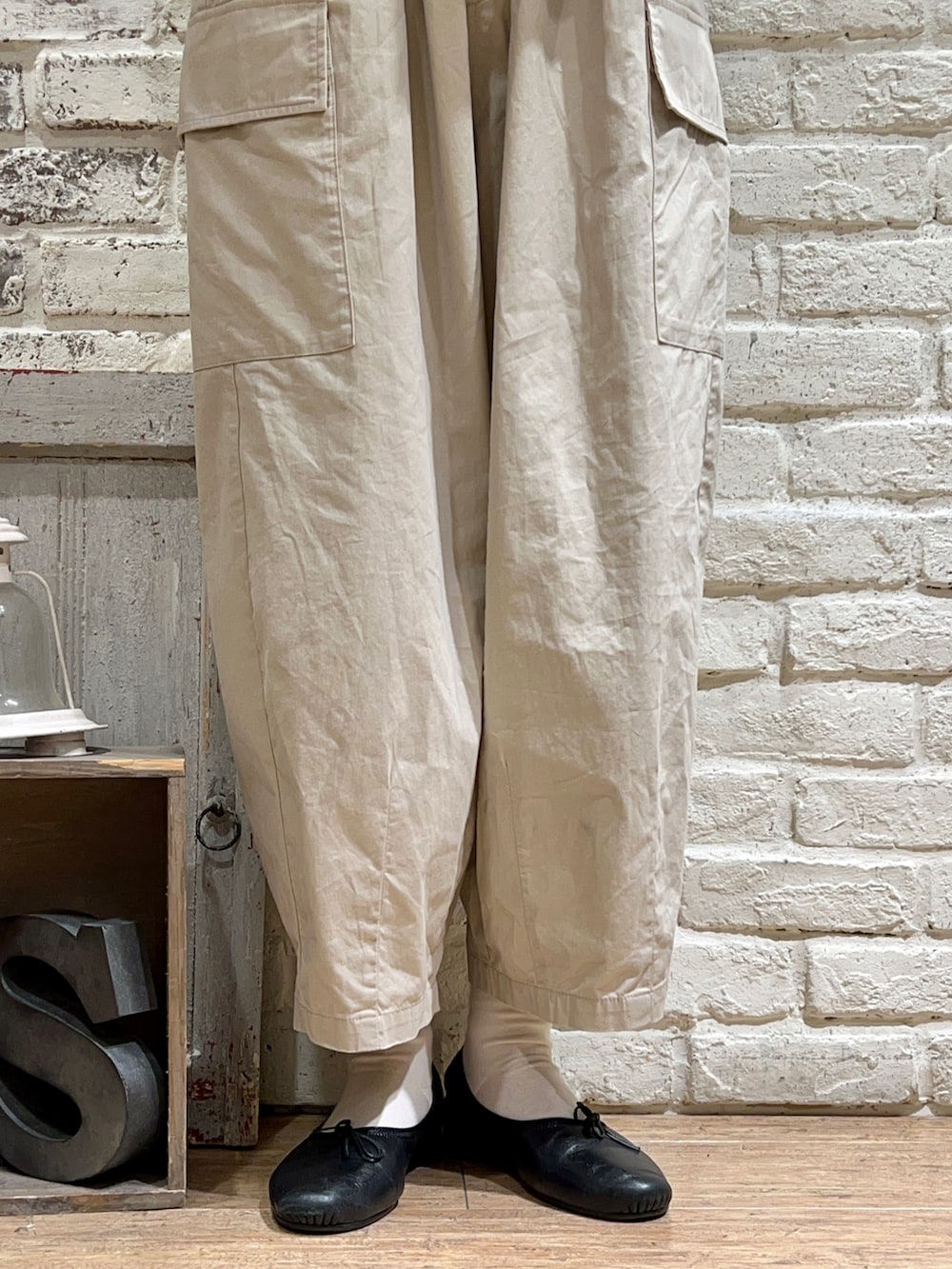 ブラック系のシャツ/ブラウス、ベージュ系のカーゴパンツ、その他のその他を着用したレディースの冬コーディネートの5枚目の写真