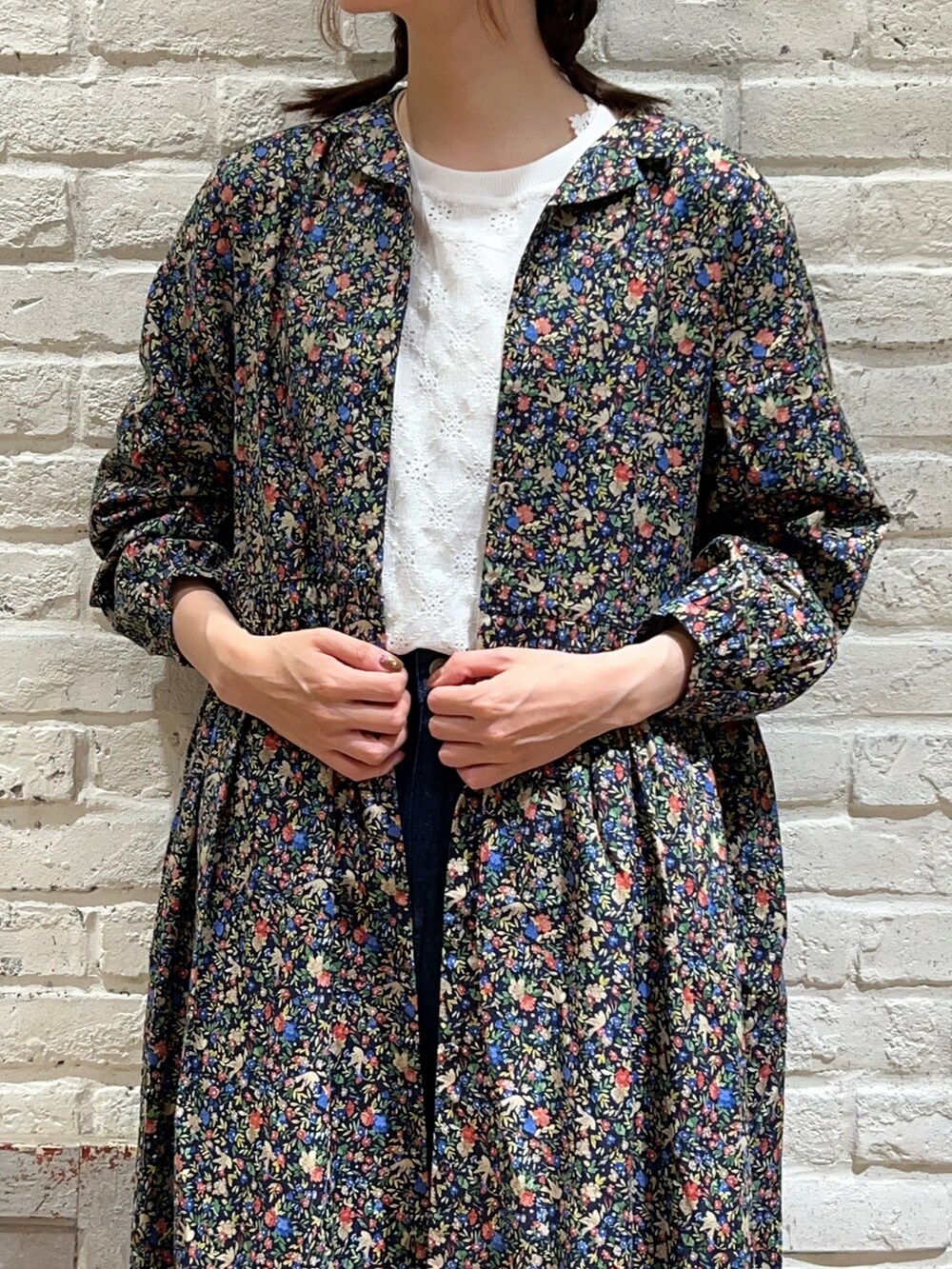 ホワイト系のTシャツ/カットソー、レッド系のワンピース、ブルー系のデニムパンツを着用したレディースの秋コーディネートの2枚目の写真