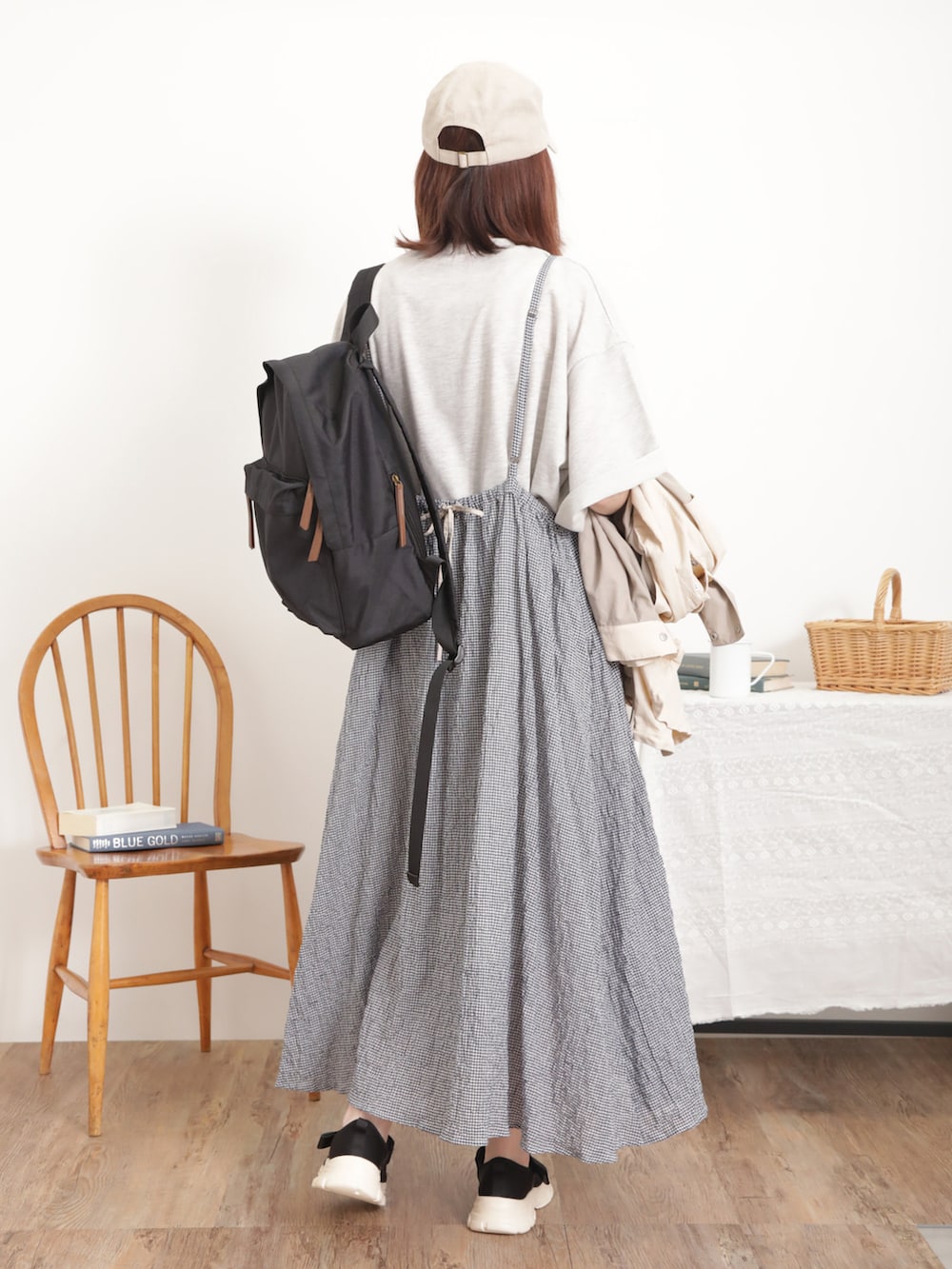 「サマンサ モスモス(Samansa Mos2)、Samansa Mos2、SM2、春コーデ、ゆるコーデ、カジュアルコーデ、マウンテンパーカー、ロゴT、Tシャツ、モノトーンコーデ、キャミワンピ、ワンピース、ギンガムチェック、キャップ、スニーカー」｜「Samansa Mos2の【消臭効果】リネンバックロゴ刺繍キャップ（ハット、ベージュ系）」を使った、いっしき🐻さん（レディース・164cm）の春コーディネートの5枚目の写真