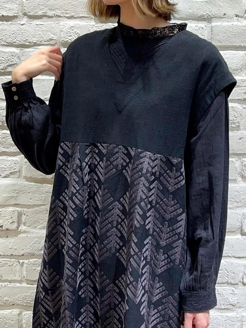 ブラック系のシャツ/ブラウス、ブラック系のワンピース、ブラック系のその他シューズを着用したレディースの秋コーディネートの2枚目の写真