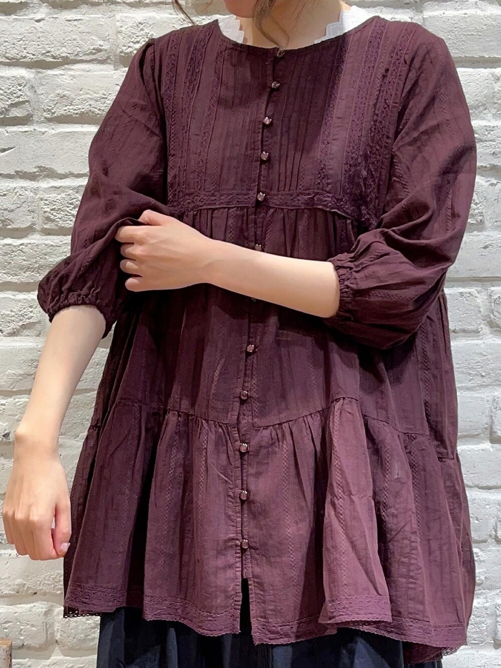 ホワイト系のTシャツ/カットソー、ブラウン系のシャツ/ブラウス、ブラック系のスカートを着用したレディースの夏コーディネートの2枚目の写真