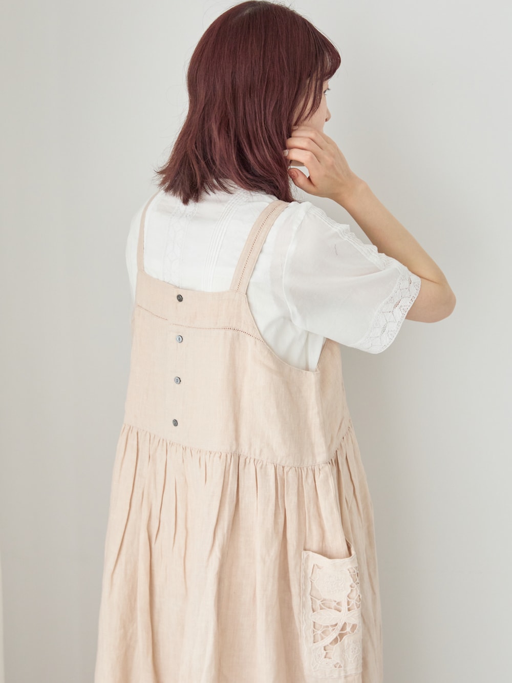 「サマンサ モスモス(Samansa Mos2)、Samansa Mos2、SM2、TSUHARU by Samansa Mos2、夏コーデ、ゆるコーデ、ワントーンコーデ、淡色コーデ、レース、ワンピース、リネン、ガーリー、サンダル、サンダルに靴下、メッシュサンダル」|「TSUHARU by Samansa Mos2のリバーレーススタンド襟ブラウス(シャツ/ブラウス、ホワイト系)」を使った、いっしき🐻さん(レディース・164cm)の春コーディネートの3枚目の写真