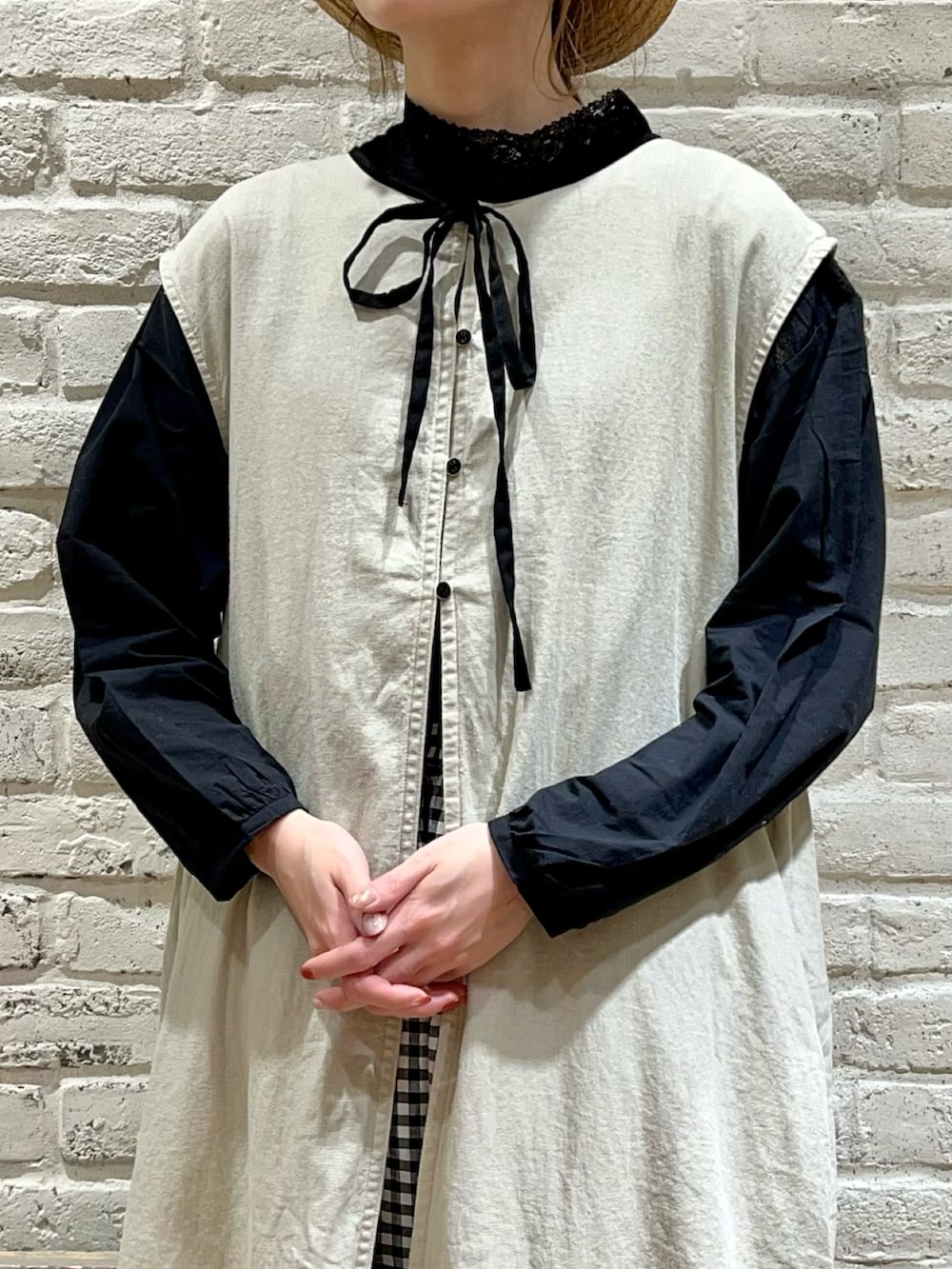 ブラック系のシャツ/ブラウス、ホワイト系のカーディガン/ボレロ、ホワイト系のワンピースを着用したレディースの春コーディネートの3枚目の写真