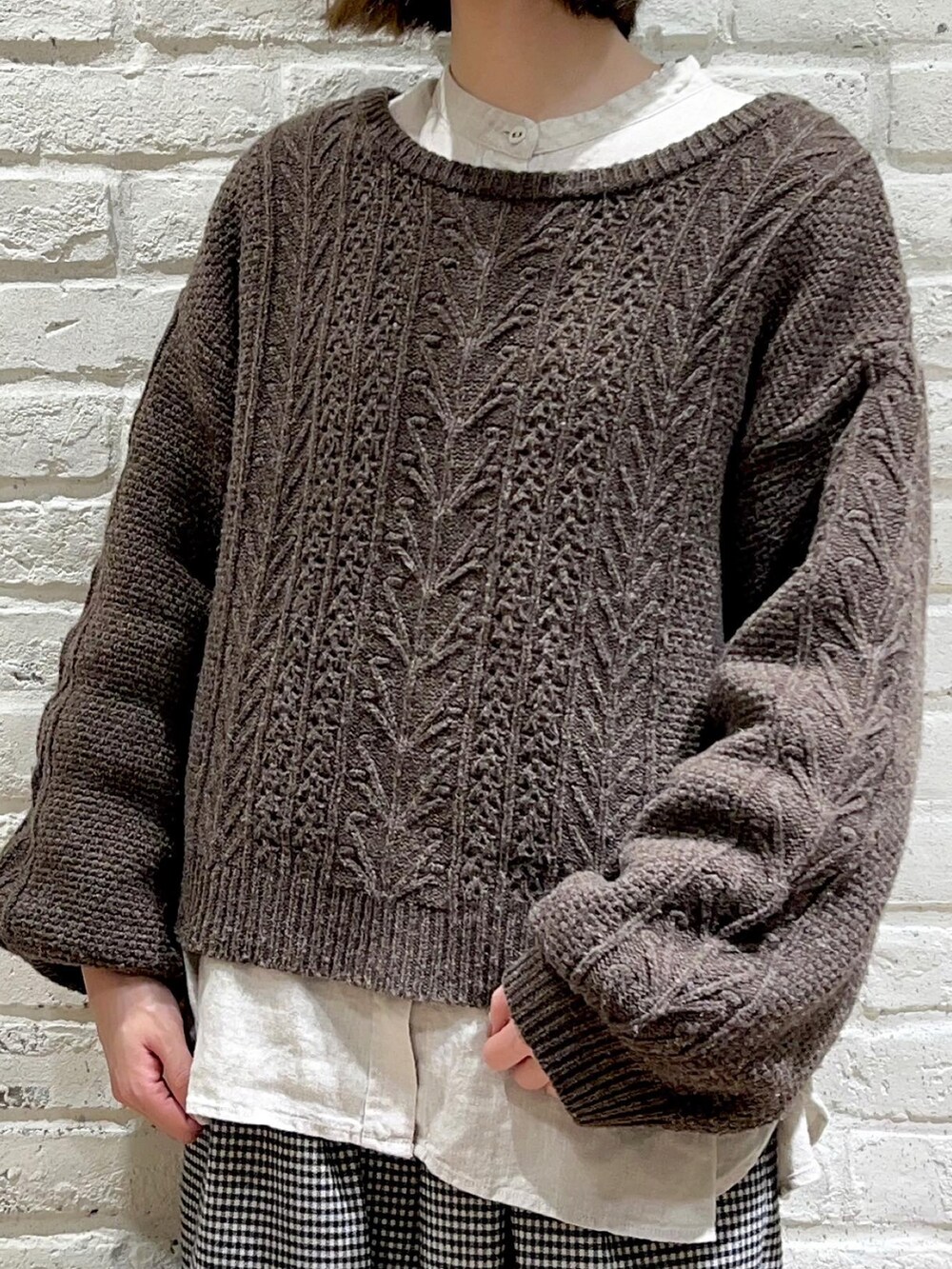 ブラウン系のカーディガン/ボレロ、ホワイト系のシャツ/ブラウス、ホワイト系のその他パンツを着用したレディースの冬コーディネートの2枚目の写真