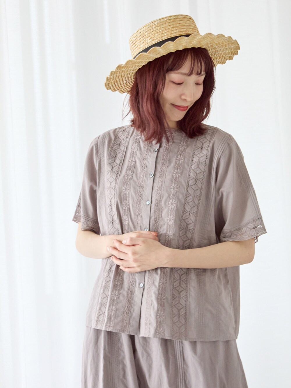 「サマンサ モスモス(Samansa Mos2)、Samansa Mos2、SM2、TSUHARU by Samansa Mos2、夏コーデ、ゆるコーデ、セットアップ、ワントーンコーデ、淡色コーデ、モノトーンコーデ、グレー、レース、レーススカート、カンカン帽、サンダル」|「Samansa Mos2の【UVカット/消臭効果】なみなみカンカン帽(ハット、ブラック系)」を使った、いっしき🐻さん(レディース・164cm)の春コーディネートの2枚目の写真