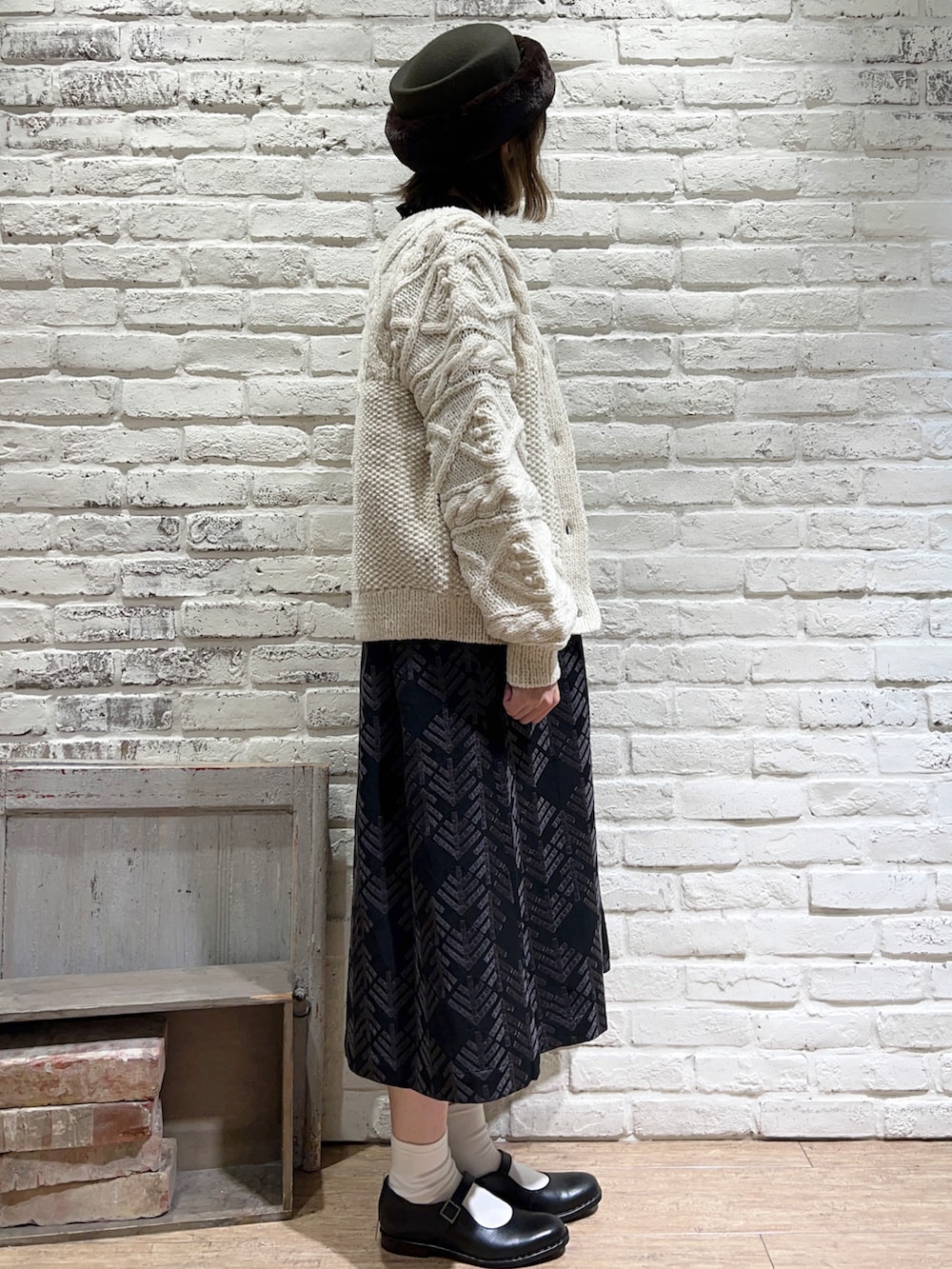 ブラック系のシャツ/ブラウス、ホワイト系のカーディガン/ボレロ、ブラック系のワンピースを着用したレディースの秋コーディネートの4枚目の写真